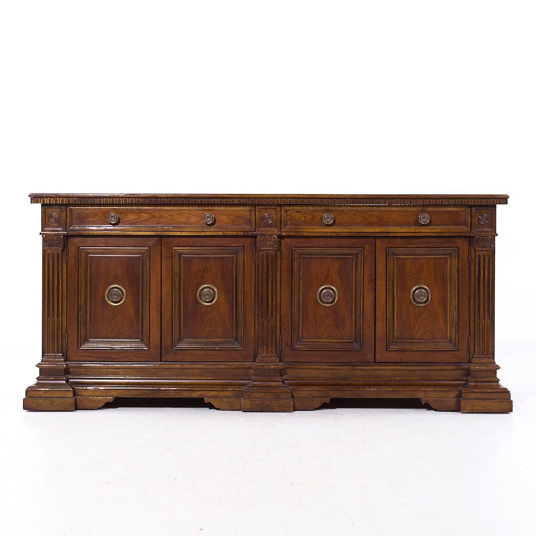 Buffet Baker in stile Luigi XVI in noce e ottone

Questo buffet misura: 77 pollici di larghezza x 21,75 di profondità x 34,5 di altezza

Scattiamo le nostre foto in uno studio a illuminazione controllata per mostrare il maggior numero di dettagli