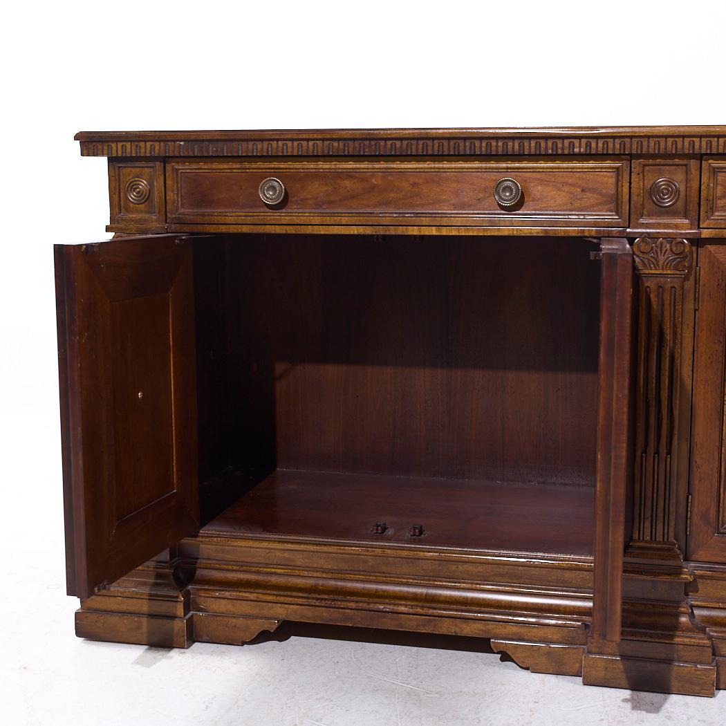 Buffet Baker in stile Luigi XVI in noce e ottone in vendita 1
