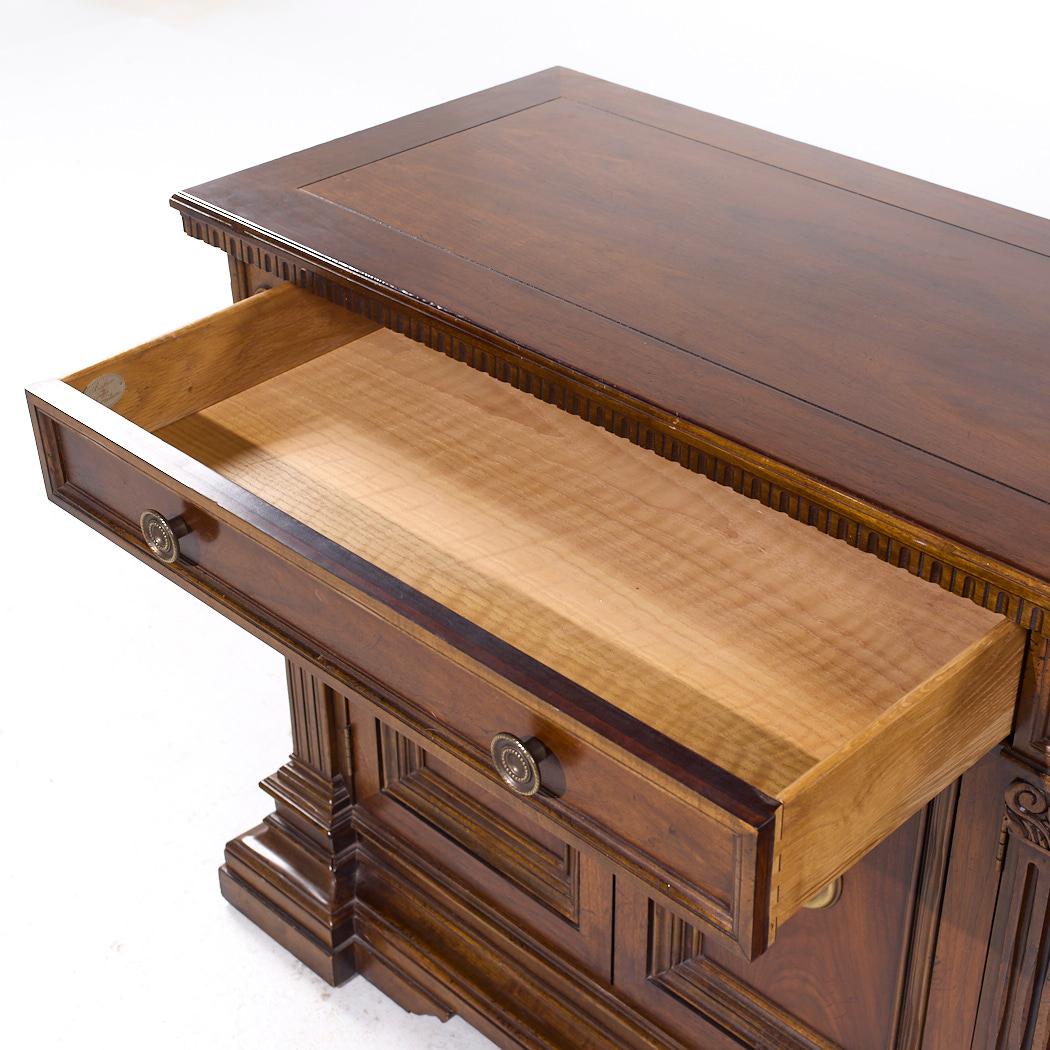 Buffet Baker in stile Luigi XVI in noce e ottone in vendita 2