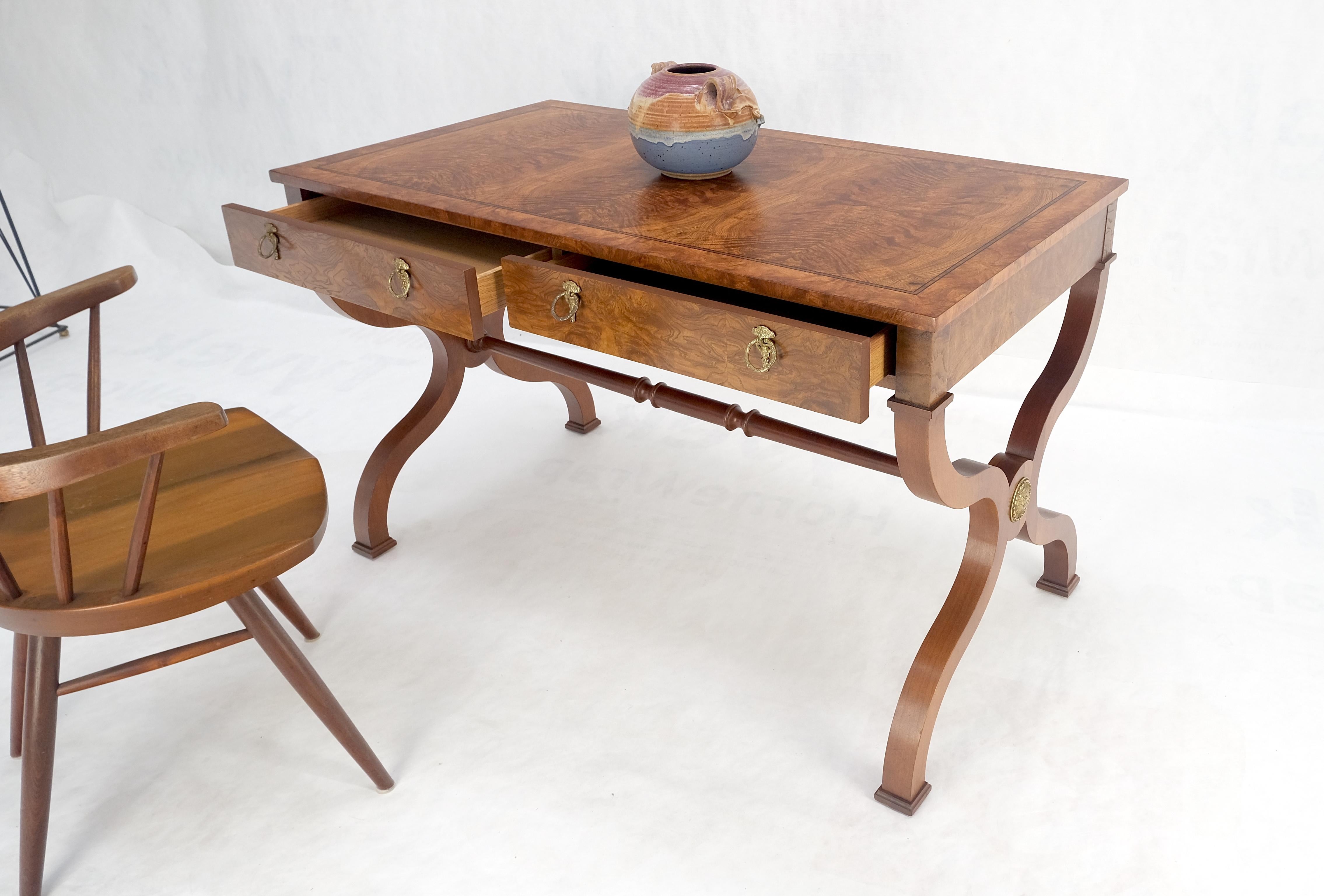 Tavolo da scrittura Baker a basso profilo in legno di radica a due cassetti per scrivania Regency MINT in vendita 2