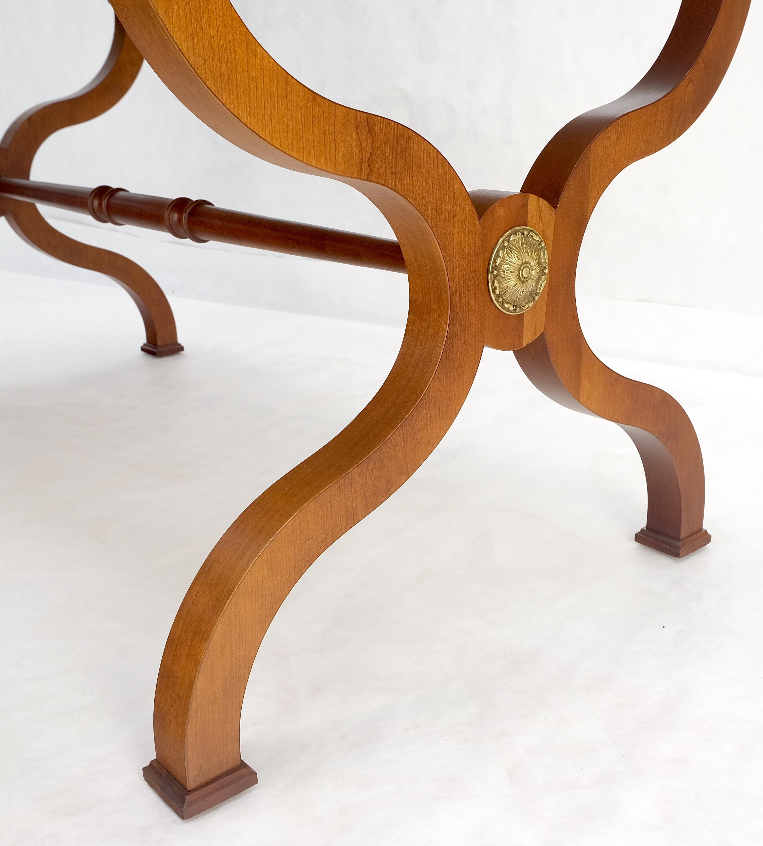 Tavolo da scrittura Baker a basso profilo in legno di radica a due cassetti per scrivania Regency MINT in vendita 3