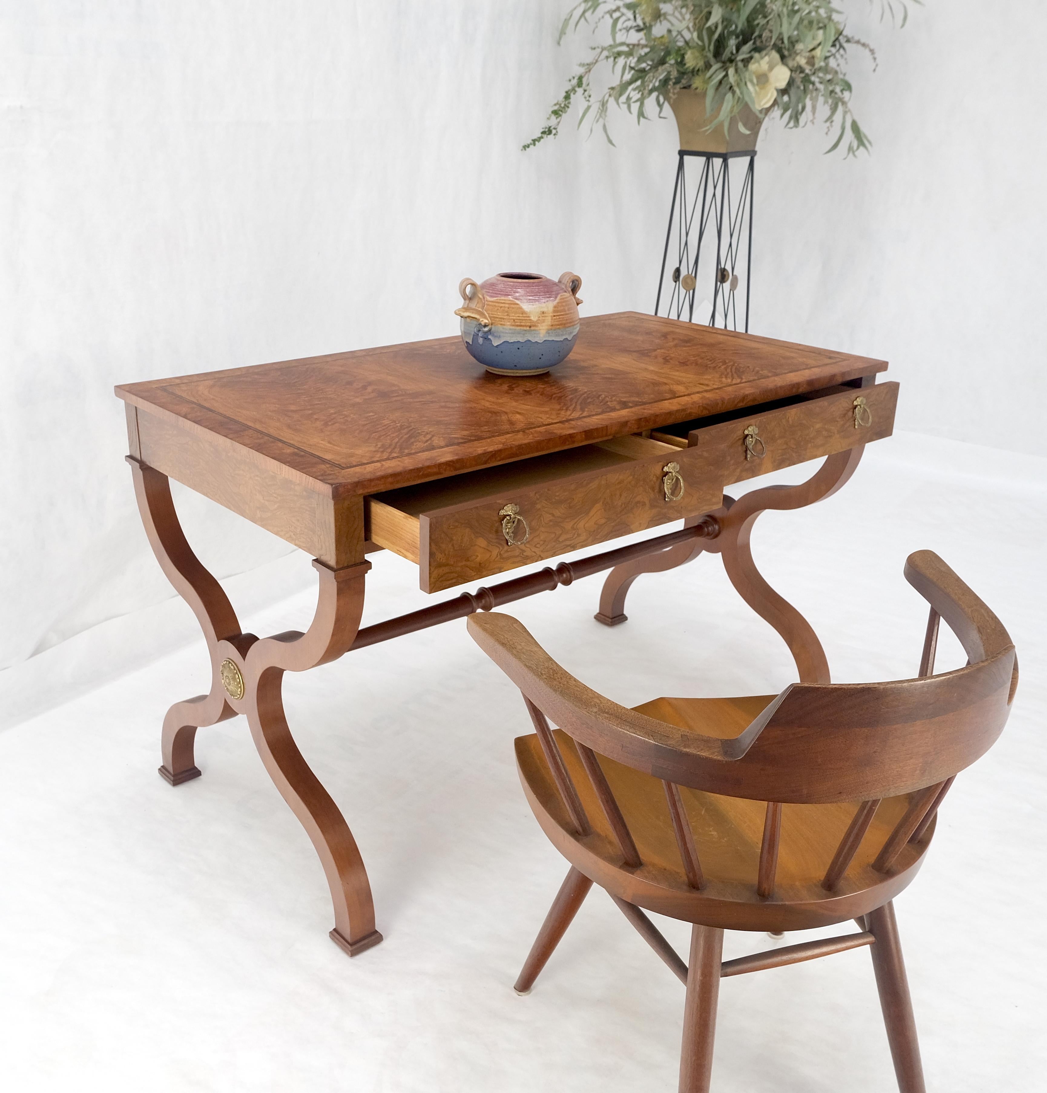 Tavolo da scrittura Baker a basso profilo in legno di radica a due cassetti per scrivania Regency MINT in vendita 4