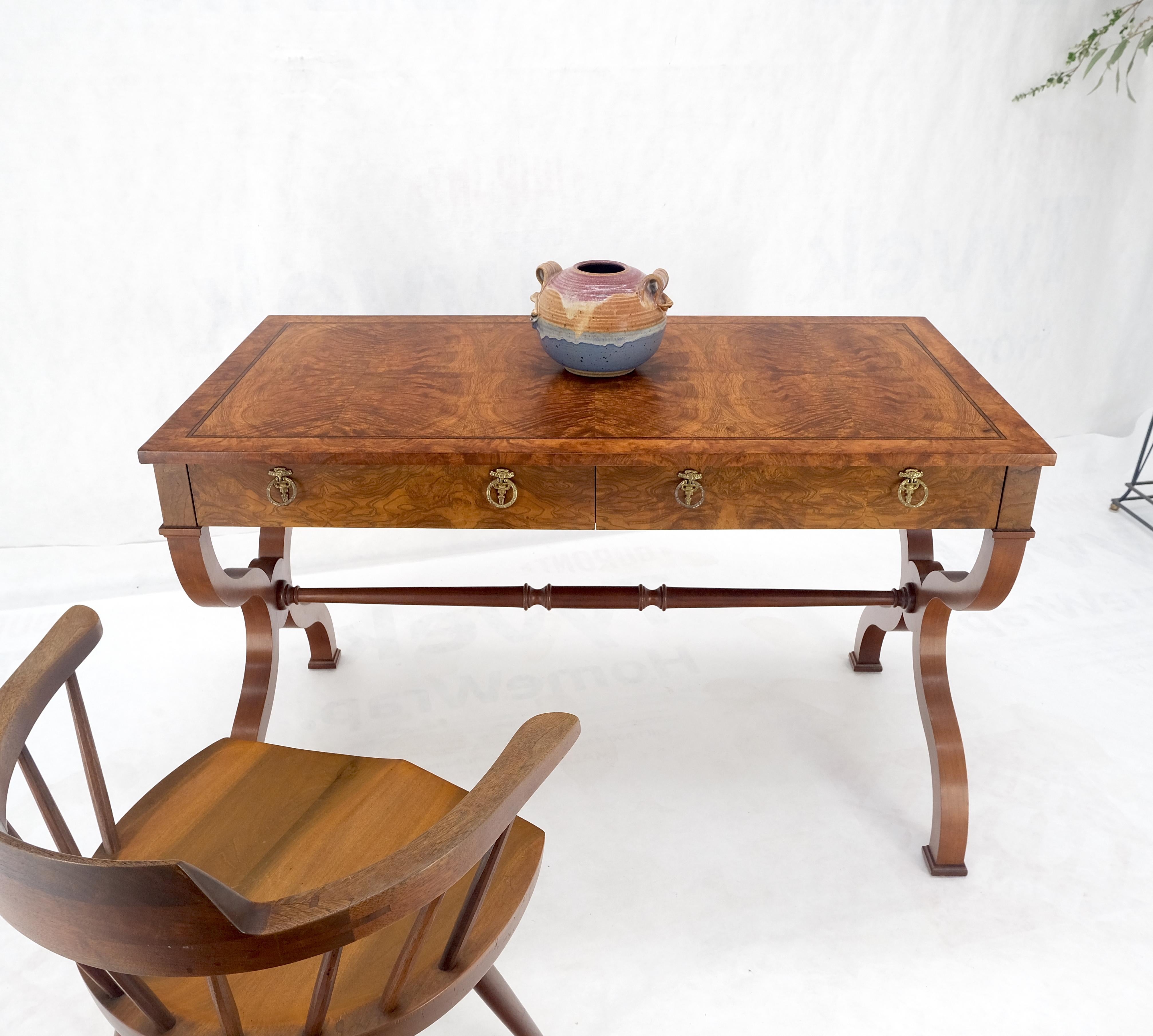 Tavolo da scrittura Baker a basso profilo in legno di radica a due cassetti per scrivania Regency MINT in vendita 5