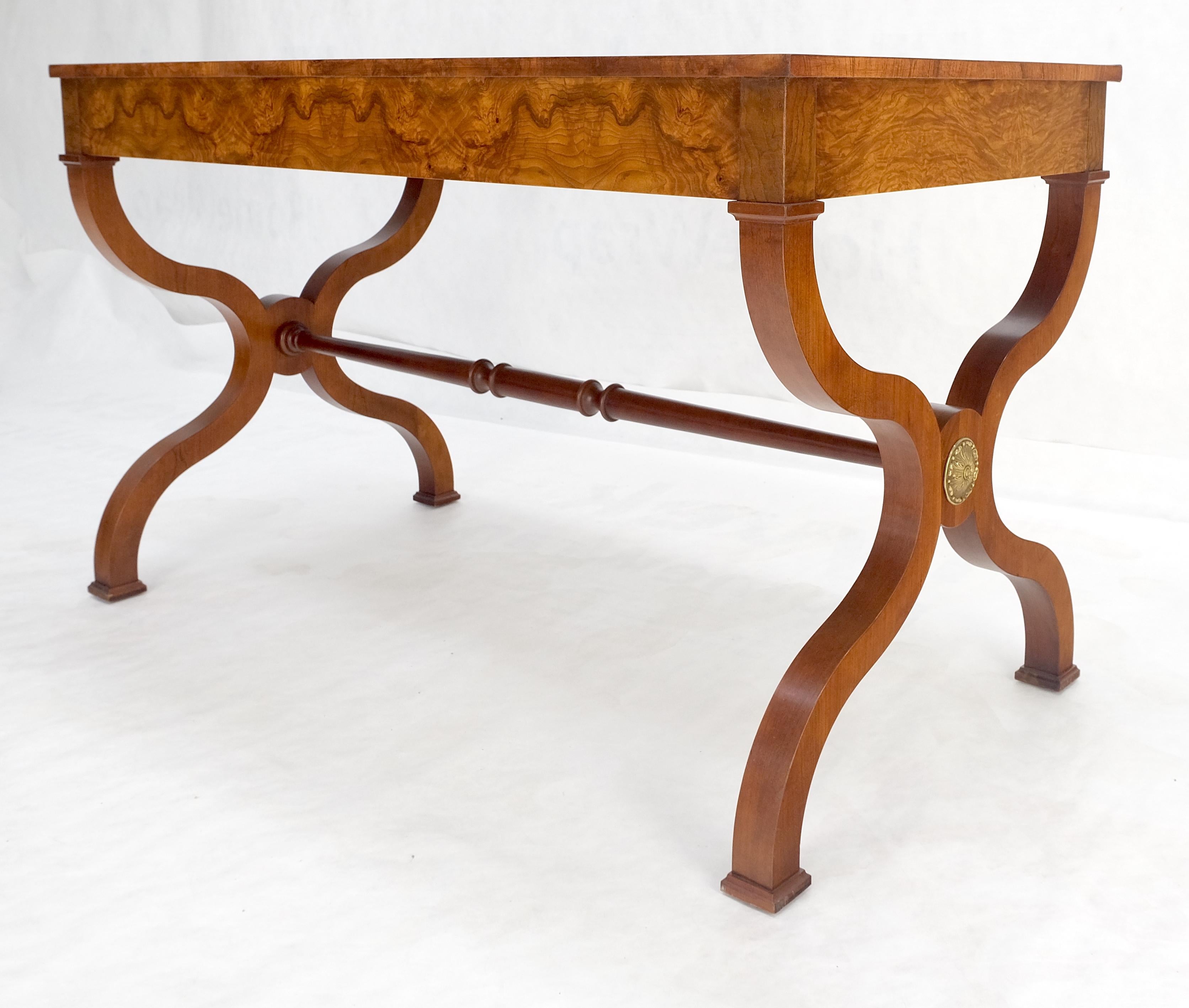 Tavolo da scrittura Baker a basso profilo in legno di radica a due cassetti per scrivania Regency MINT in vendita 7