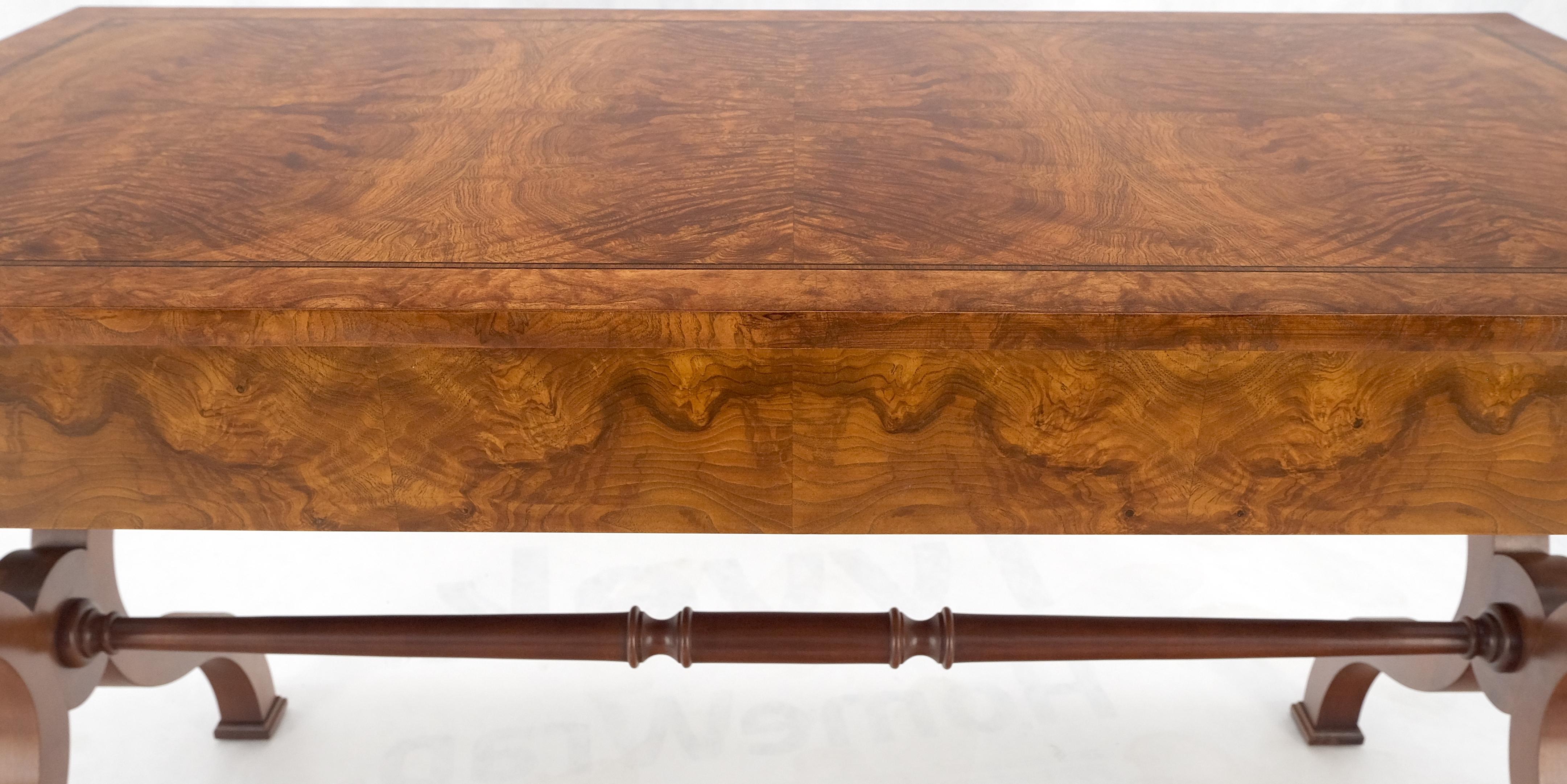 Tavolo da scrittura Baker a basso profilo in legno di radica a due cassetti per scrivania Regency MINT in vendita 8