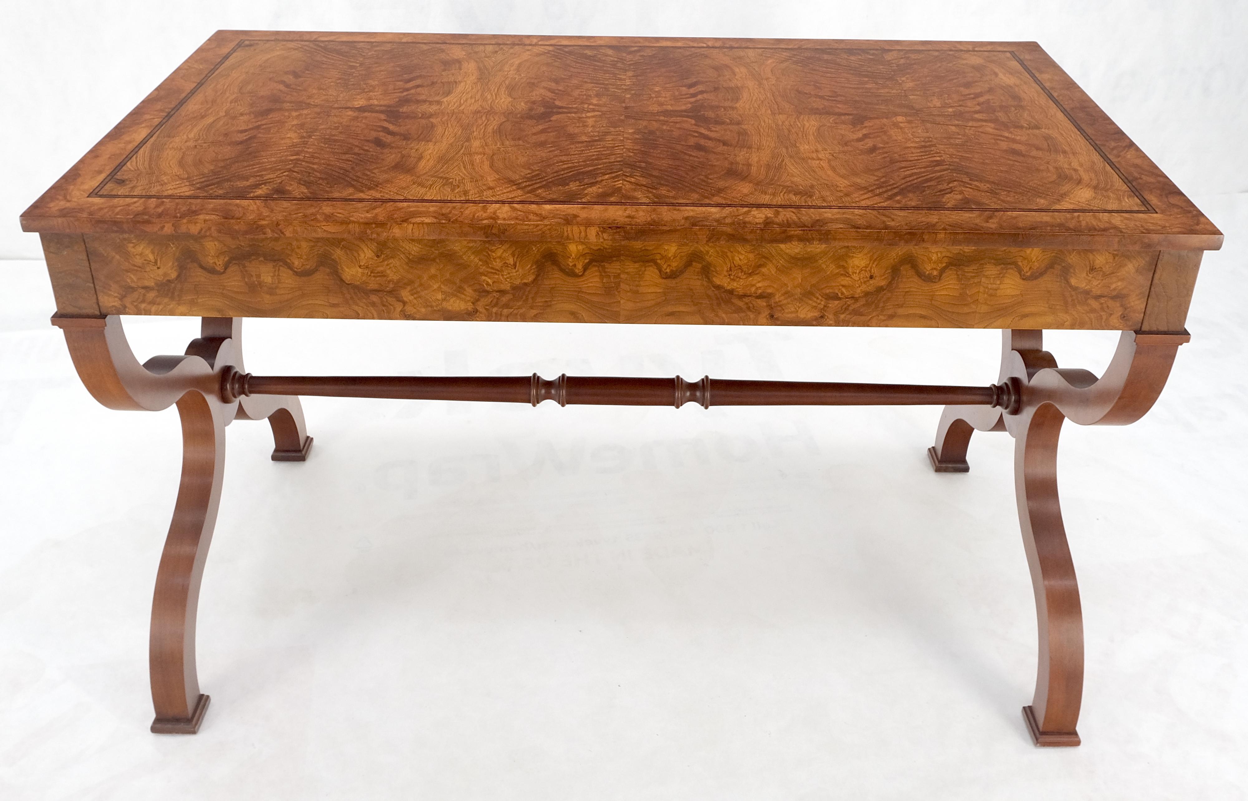 Tavolo da scrittura Baker a basso profilo in legno di radica a due cassetti per scrivania Regency MINT in vendita 9