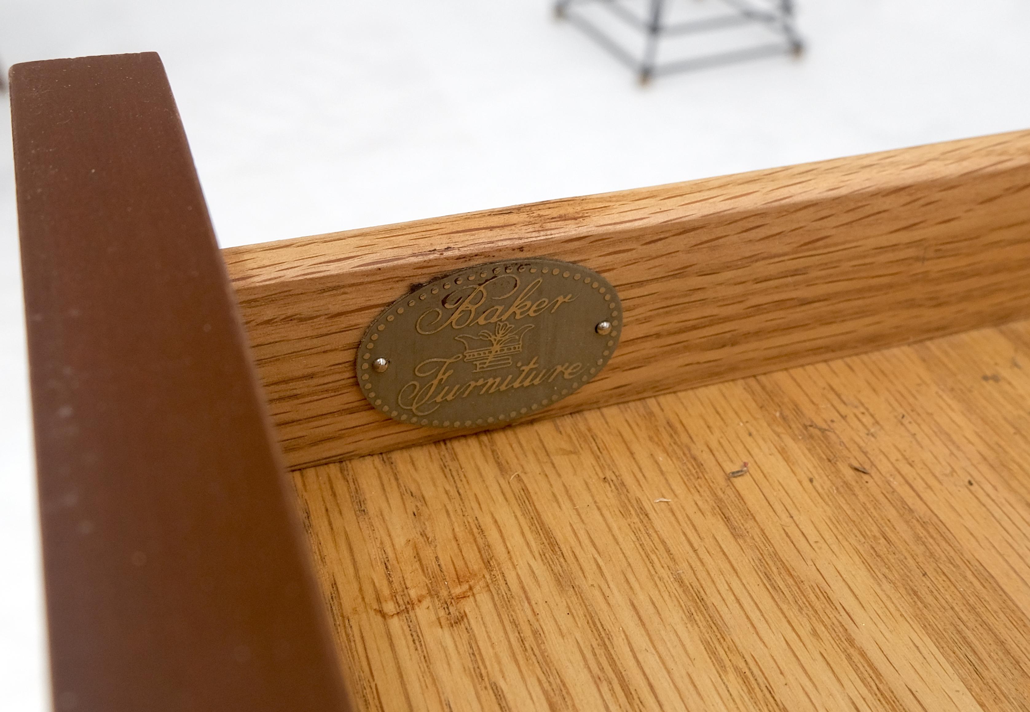 Tavolo da scrittura Baker a basso profilo in legno di radica a due cassetti per scrivania Regency MINT in vendita 10