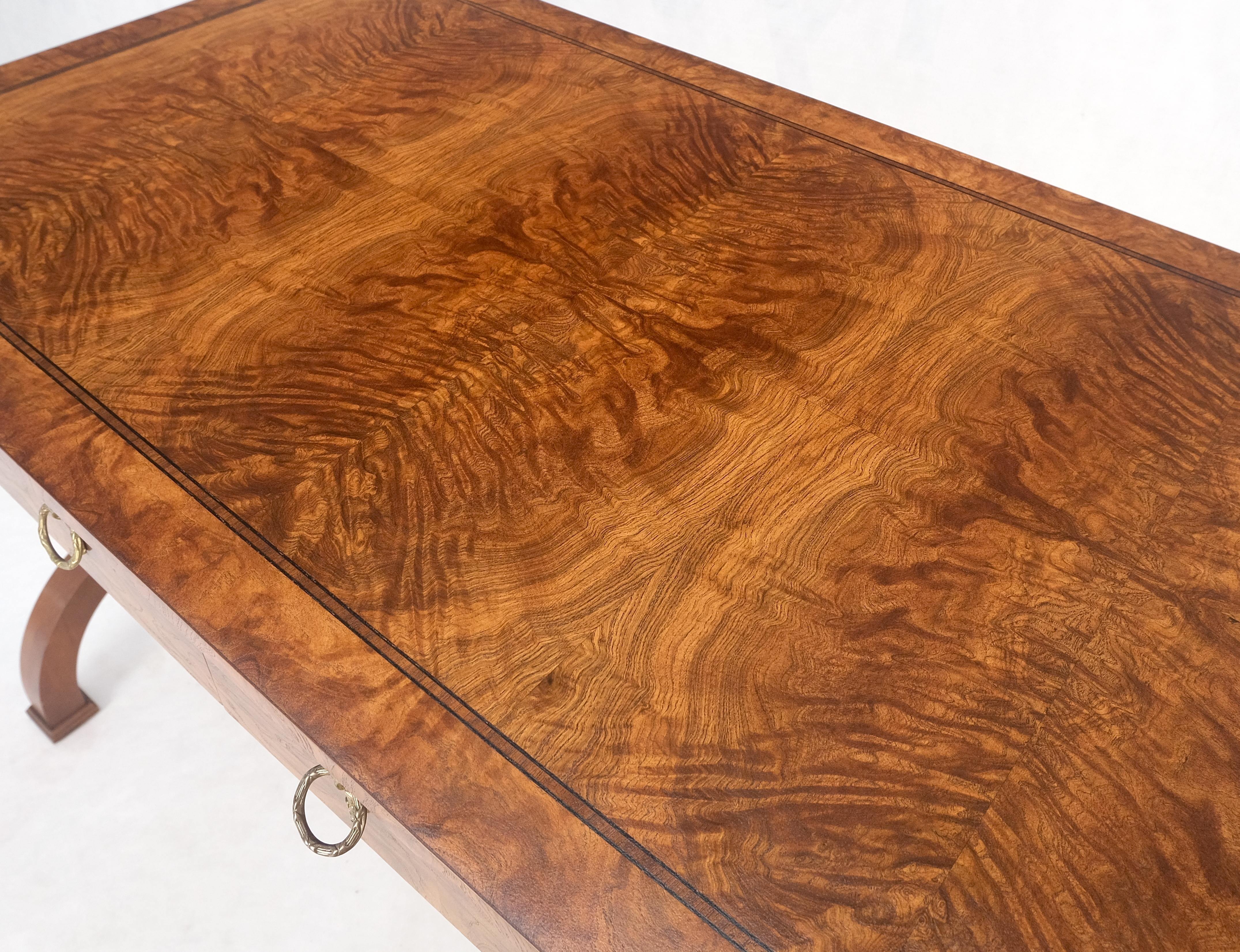 Baker Basso Profilo in legno di radica a due cassetti con tiranti in ottone Scrivania Regency Console Divano Tavolo da scrittura MINT!