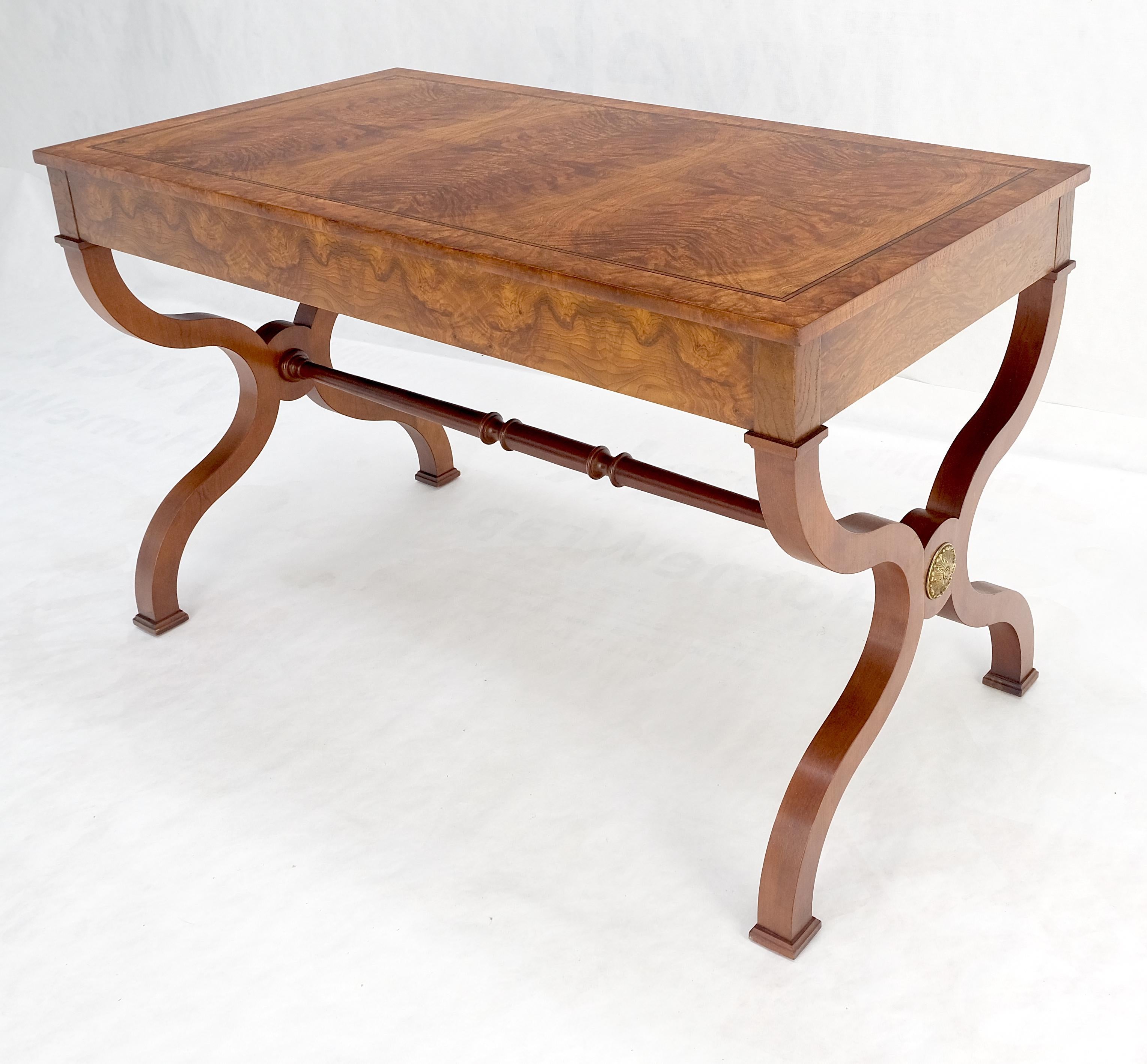Americano Tavolo da scrittura Baker a basso profilo in legno di radica a due cassetti per scrivania Regency MINT in vendita
