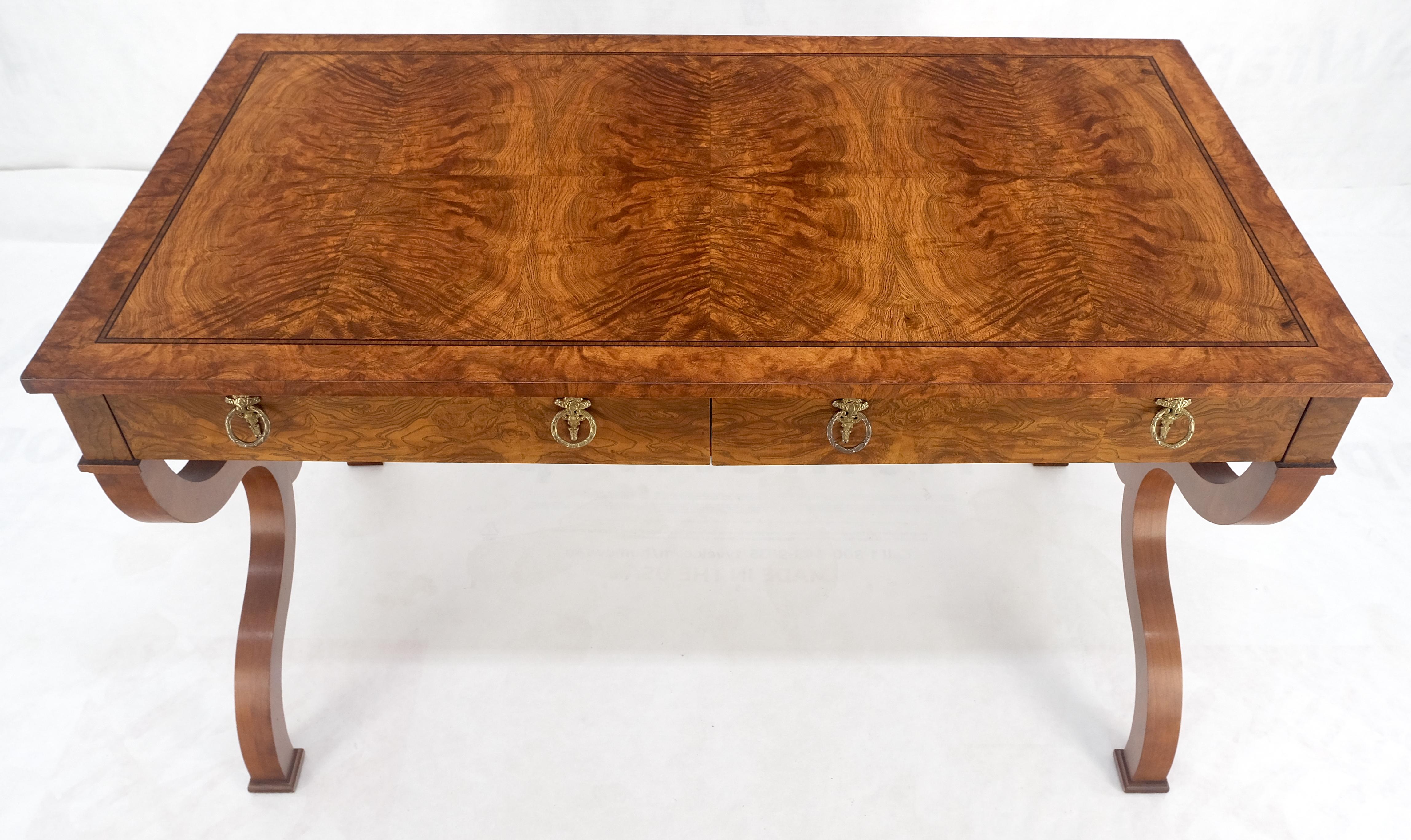 Laccato Tavolo da scrittura Baker a basso profilo in legno di radica a due cassetti per scrivania Regency MINT in vendita