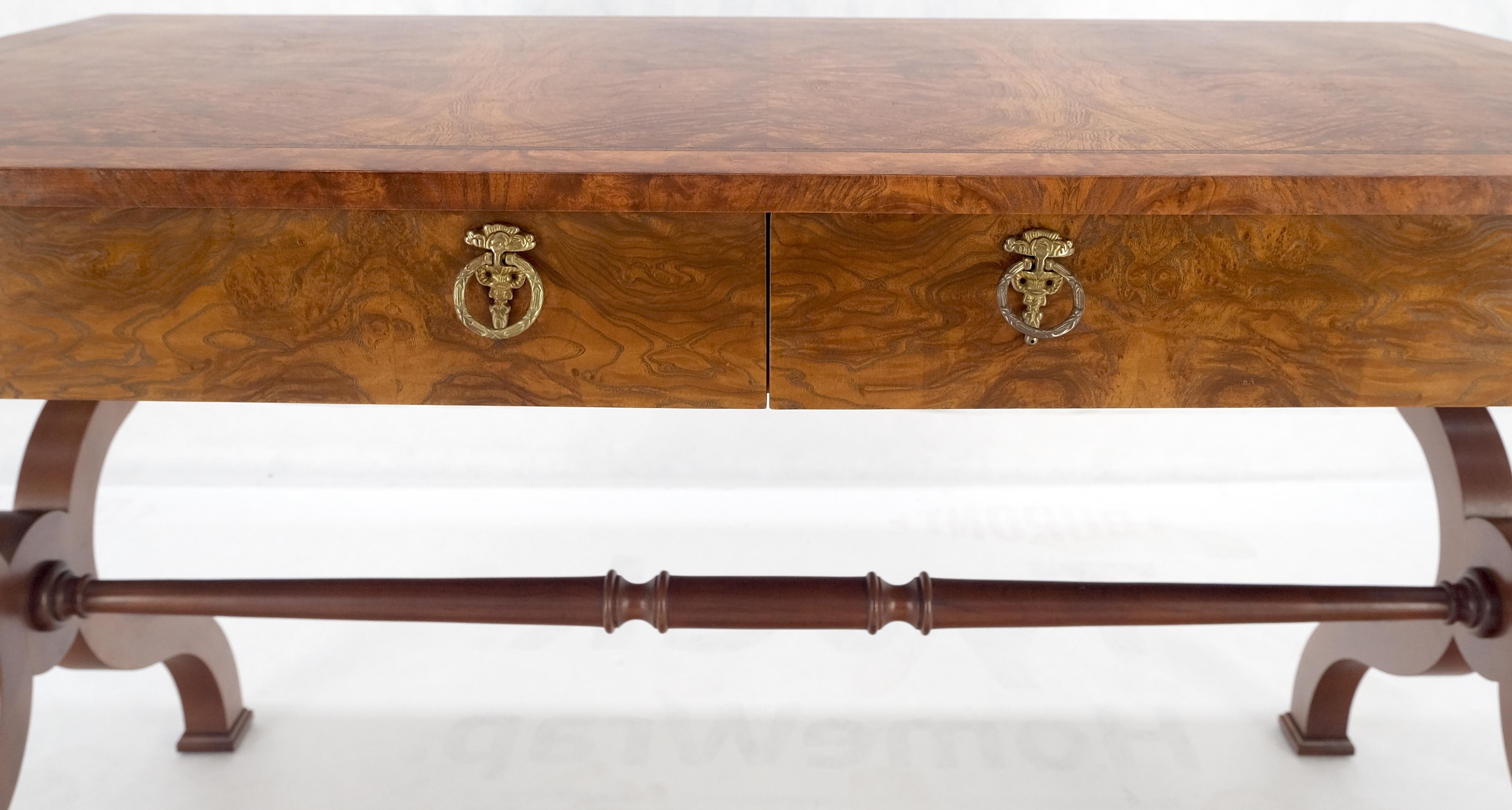 XX secolo Tavolo da scrittura Baker a basso profilo in legno di radica a due cassetti per scrivania Regency MINT in vendita