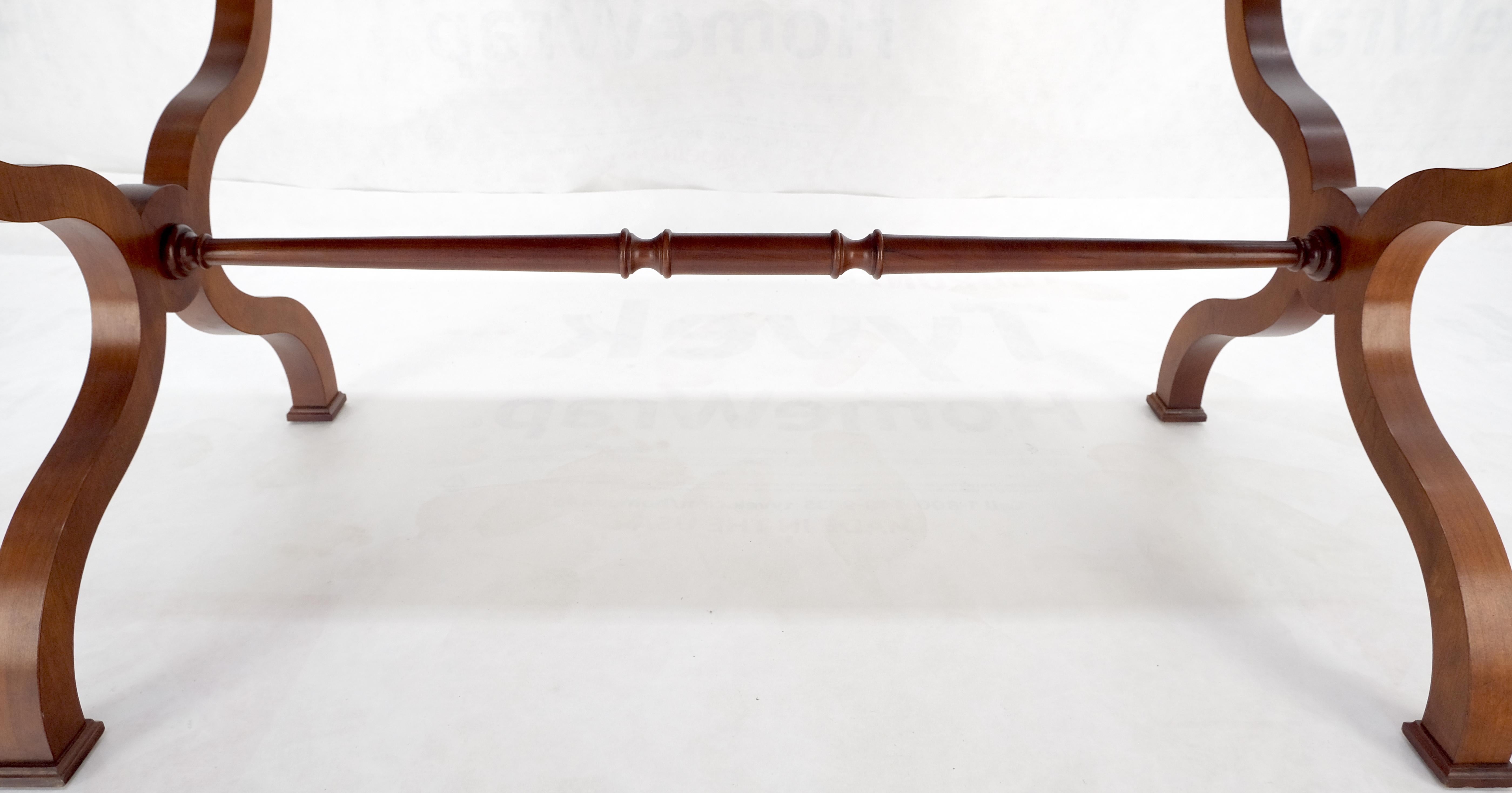 Ottone Tavolo da scrittura Baker a basso profilo in legno di radica a due cassetti per scrivania Regency MINT in vendita