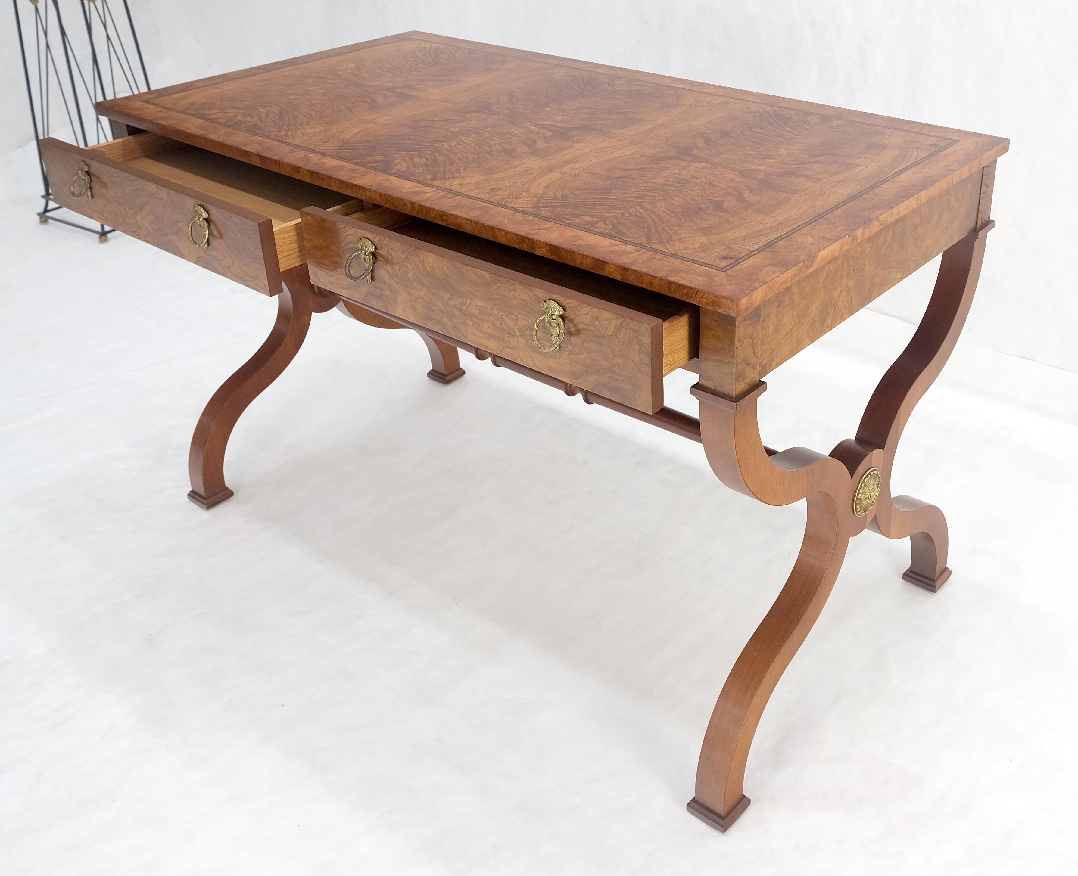 Tavolo da scrittura Baker a basso profilo in legno di radica a due cassetti per scrivania Regency MINT in vendita 1