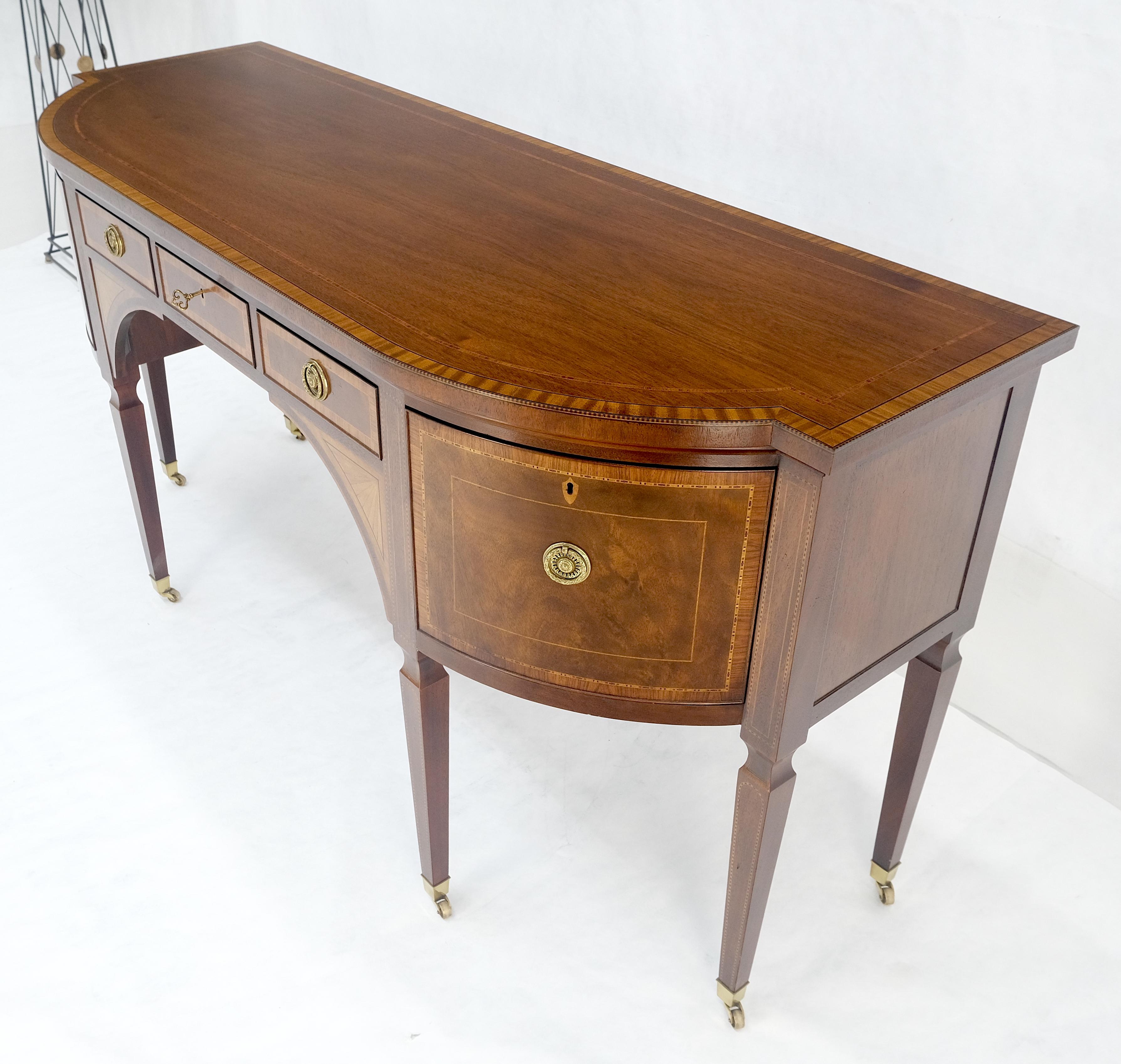Baker Mahagoni Banded Top Hepplewhite Messing Rollen Tapered Legs Sideboard MINT im Angebot 4