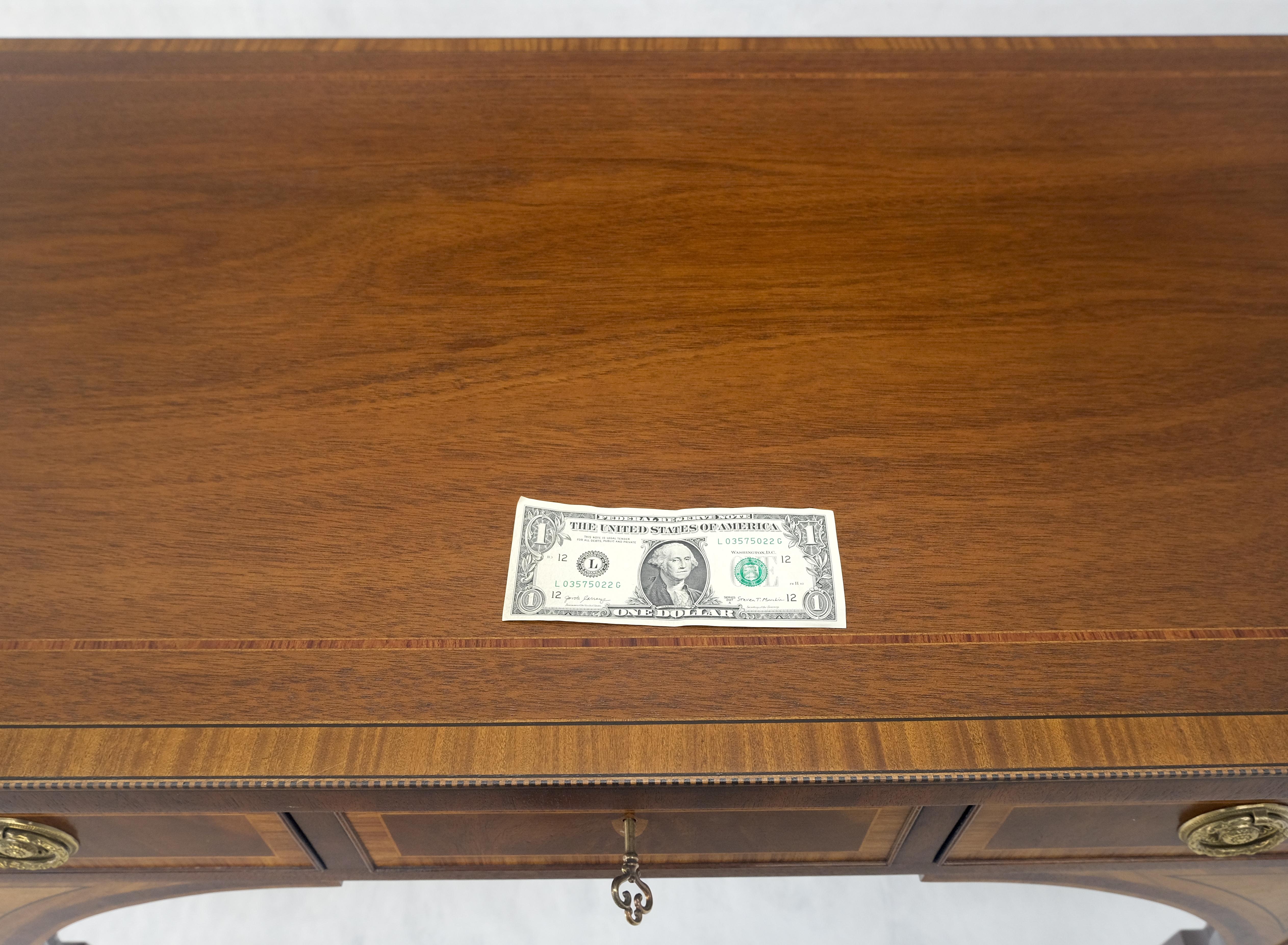 Baker Mahagoni Banded Top Hepplewhite Messing Rollen Tapered Legs Sideboard MINT im Angebot 9