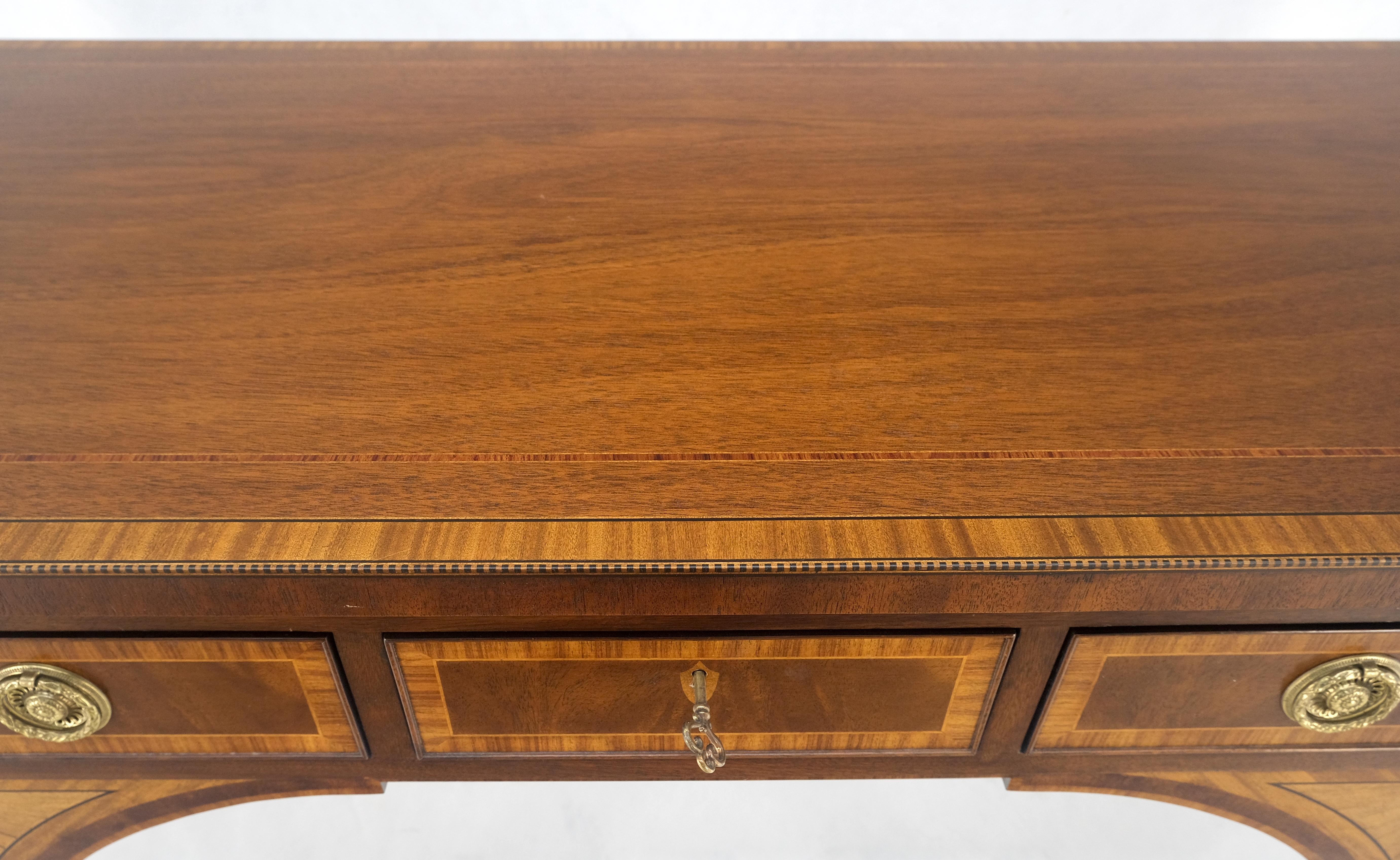 Baker Mahagoni Banded Top Hepplewhite Messing Rollen Tapered Legs Sideboard MINT im Angebot 11