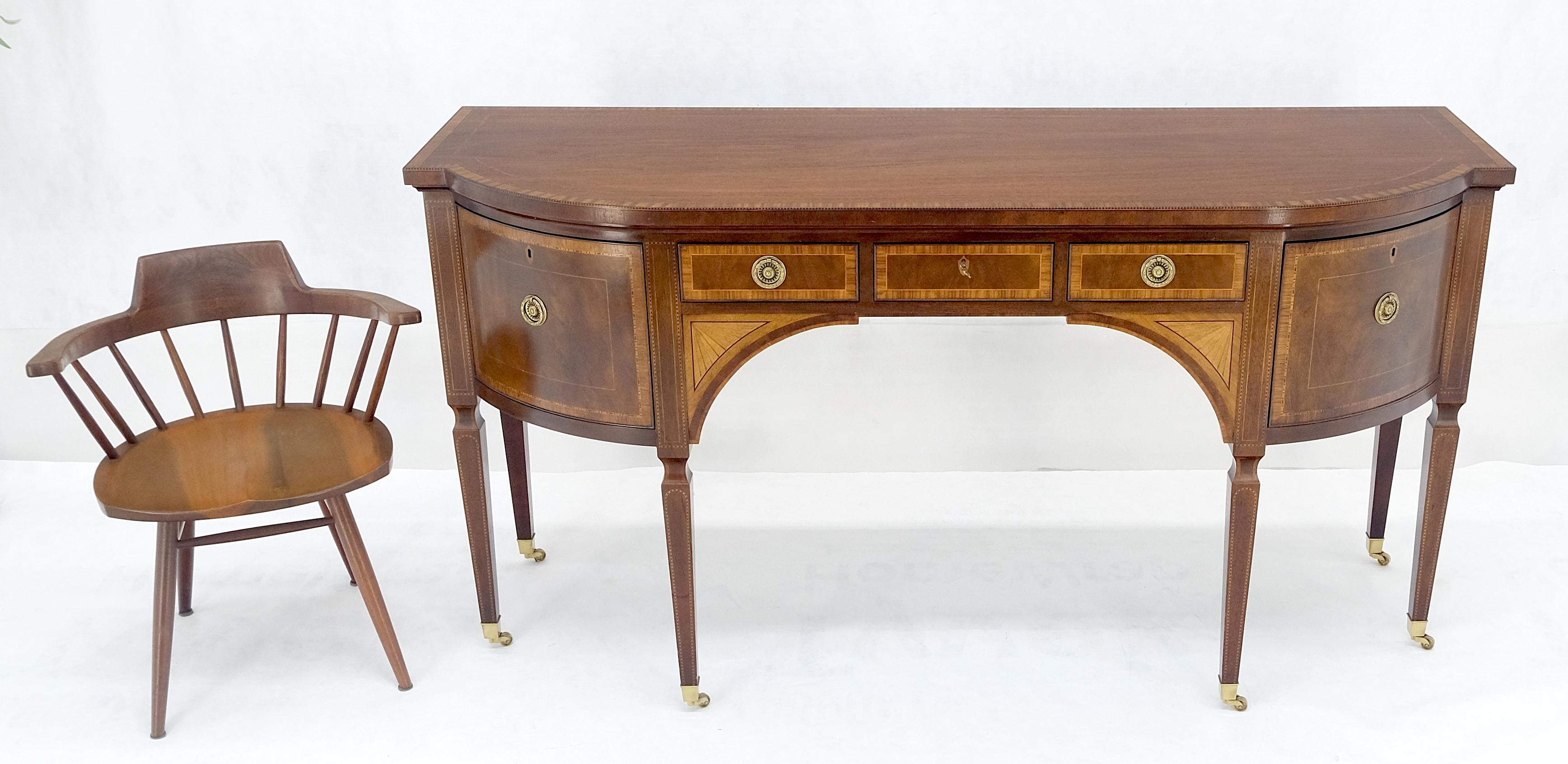 Baker Mahagoni Banded Top Hepplewhite Messing Rollen Tapered Legs Sideboard MINT (Lackiert) im Angebot