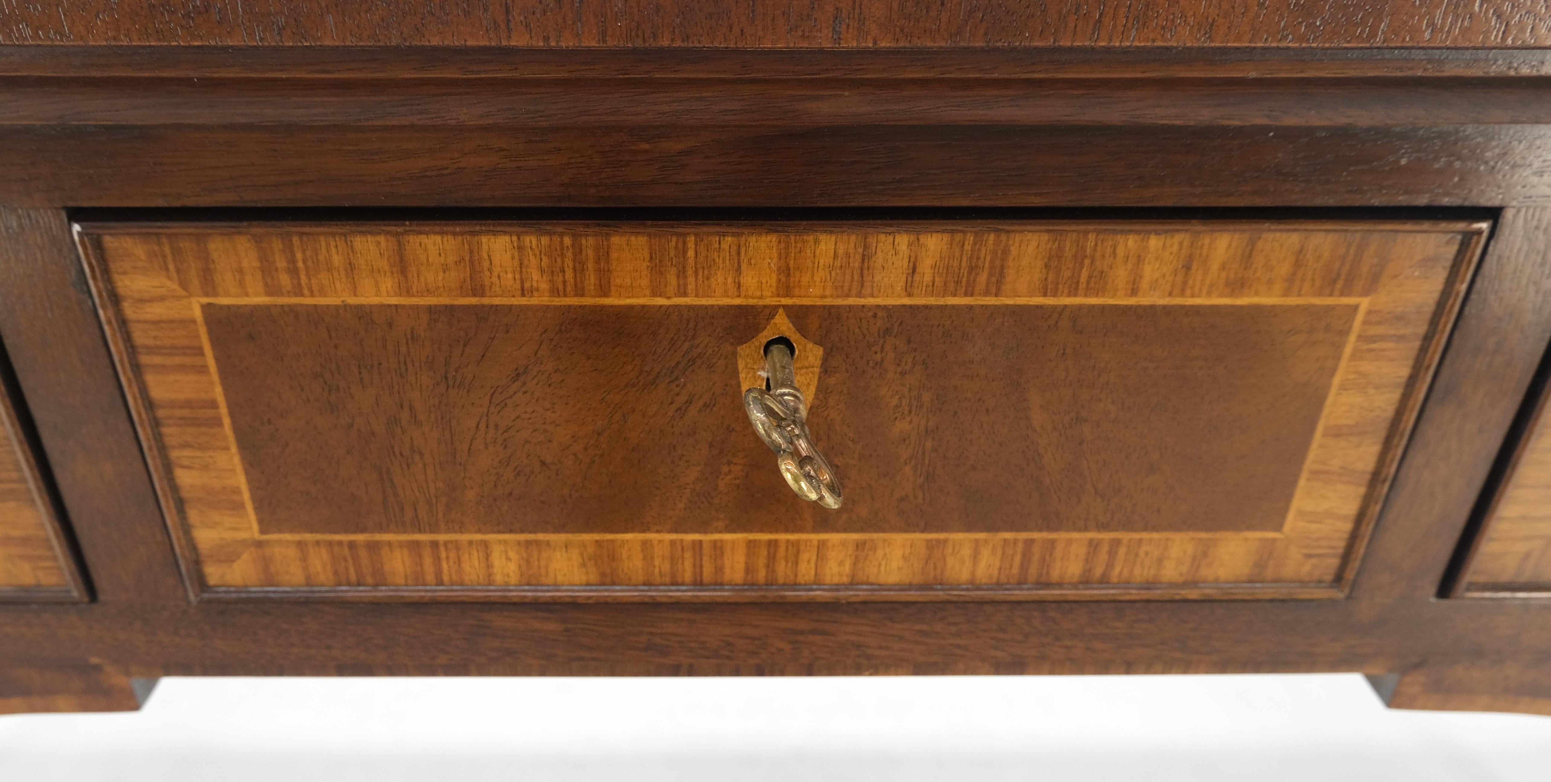 Baker Mahagoni Banded Top Hepplewhite Messing Rollen Tapered Legs Sideboard MINT im Zustand „Gut“ im Angebot in Rockaway, NJ