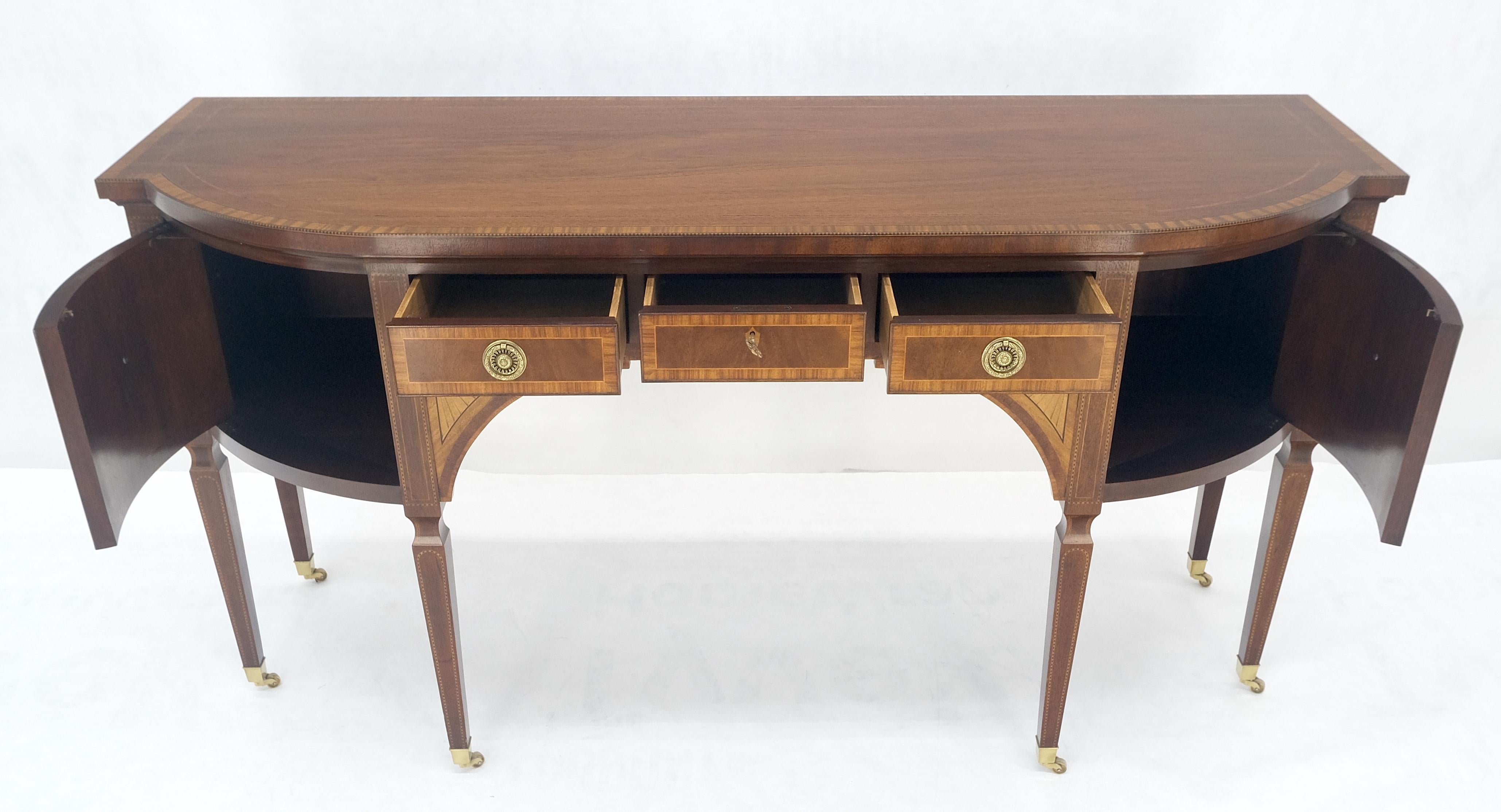 Baker Mahagoni Banded Top Hepplewhite Messing Rollen Tapered Legs Sideboard MINT im Angebot 1