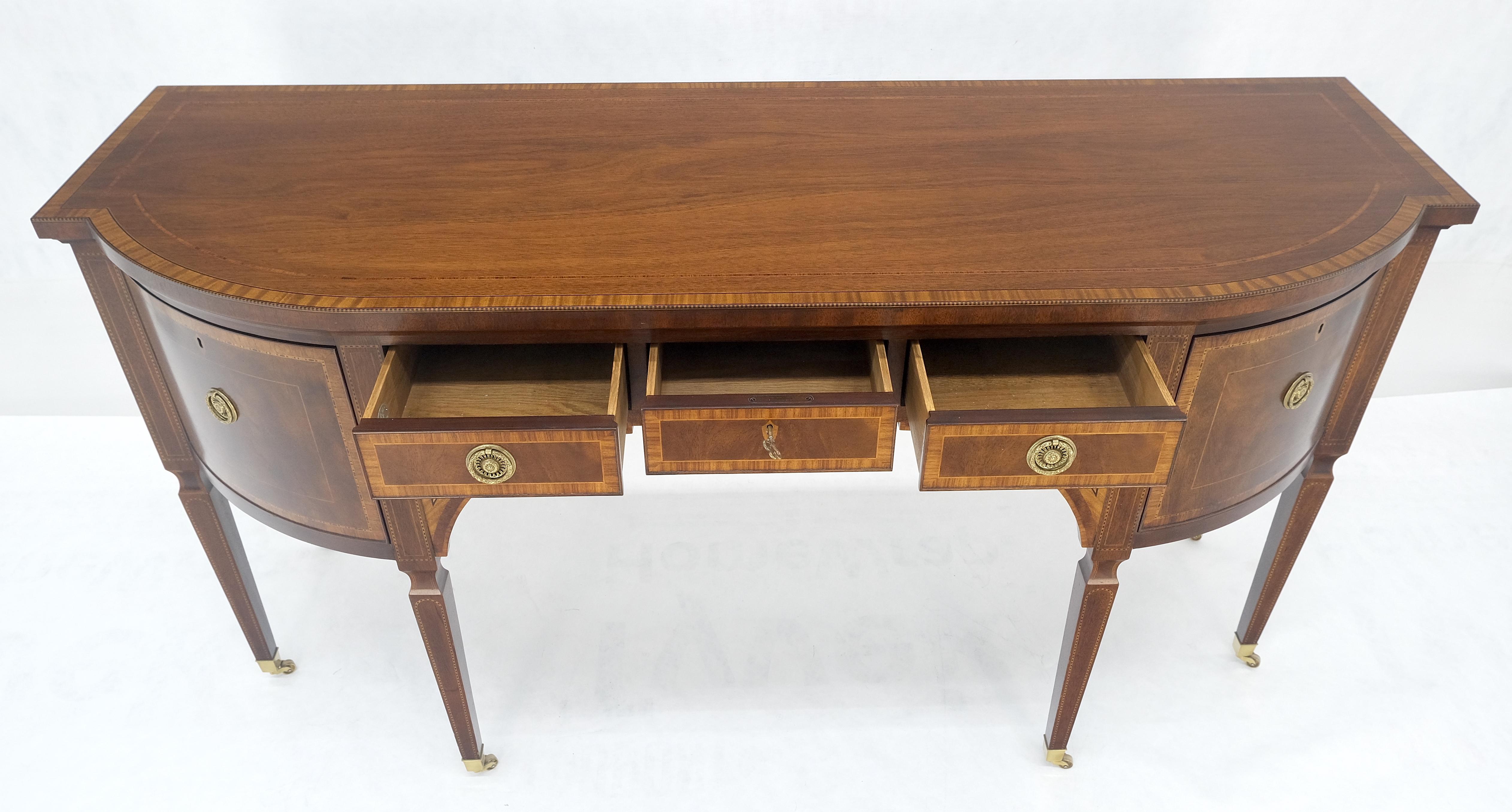Baker Mahagoni Banded Top Hepplewhite Messing Rollen Tapered Legs Sideboard MINT im Angebot 2