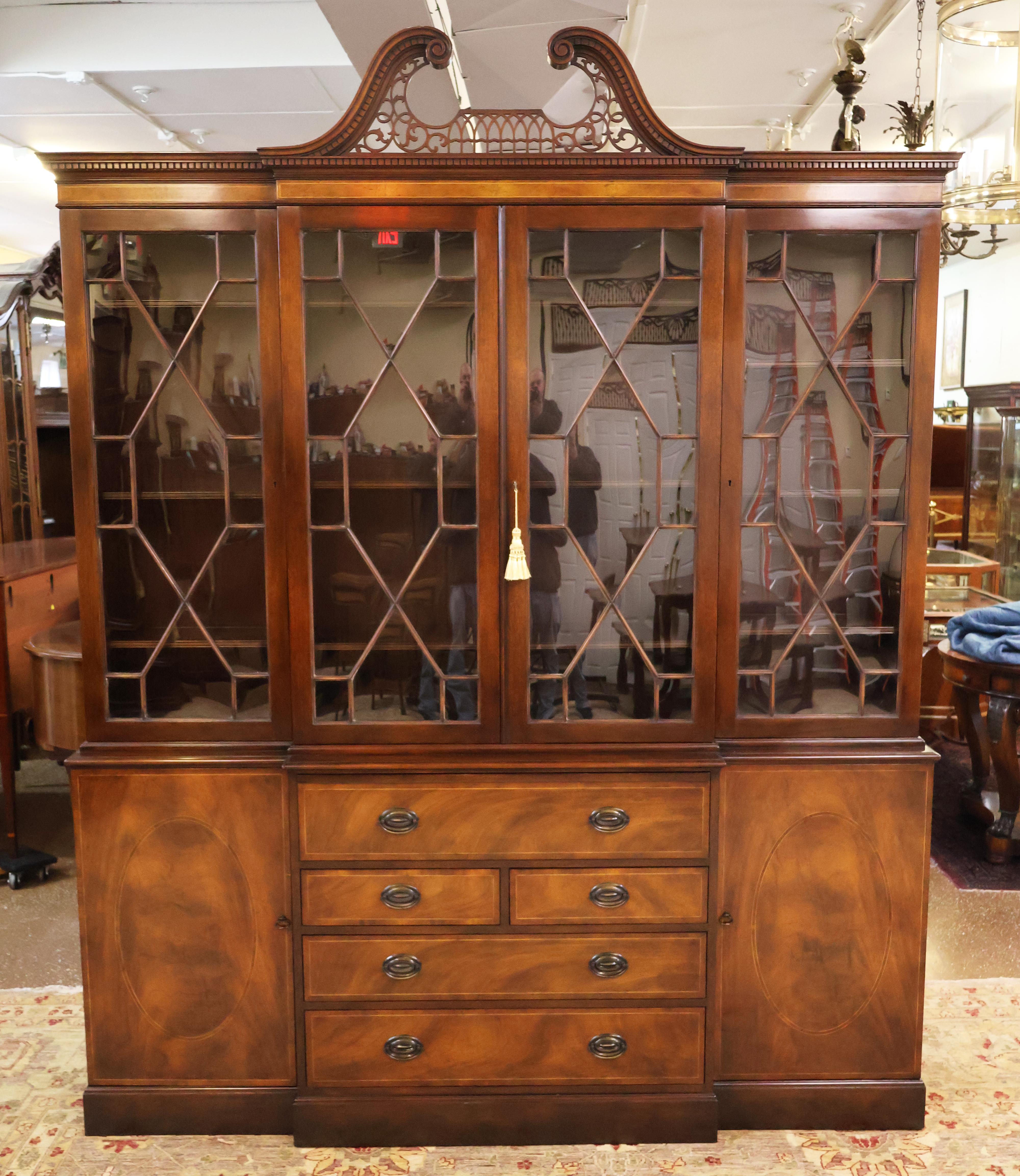 Vintage Baker Mahagoni Federal Style Bücherschrank China Cabinet Breakfront

Abmessungen: 94