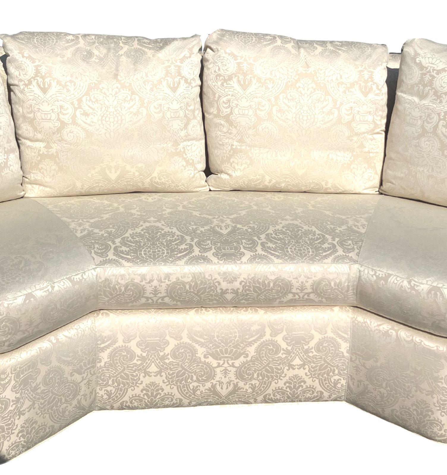 Tissu BAKER Mid 20th Century White Armless Three-Piece Sectional Slipper Sofa (Canapé à trois pièces sans accoudoirs) en vente