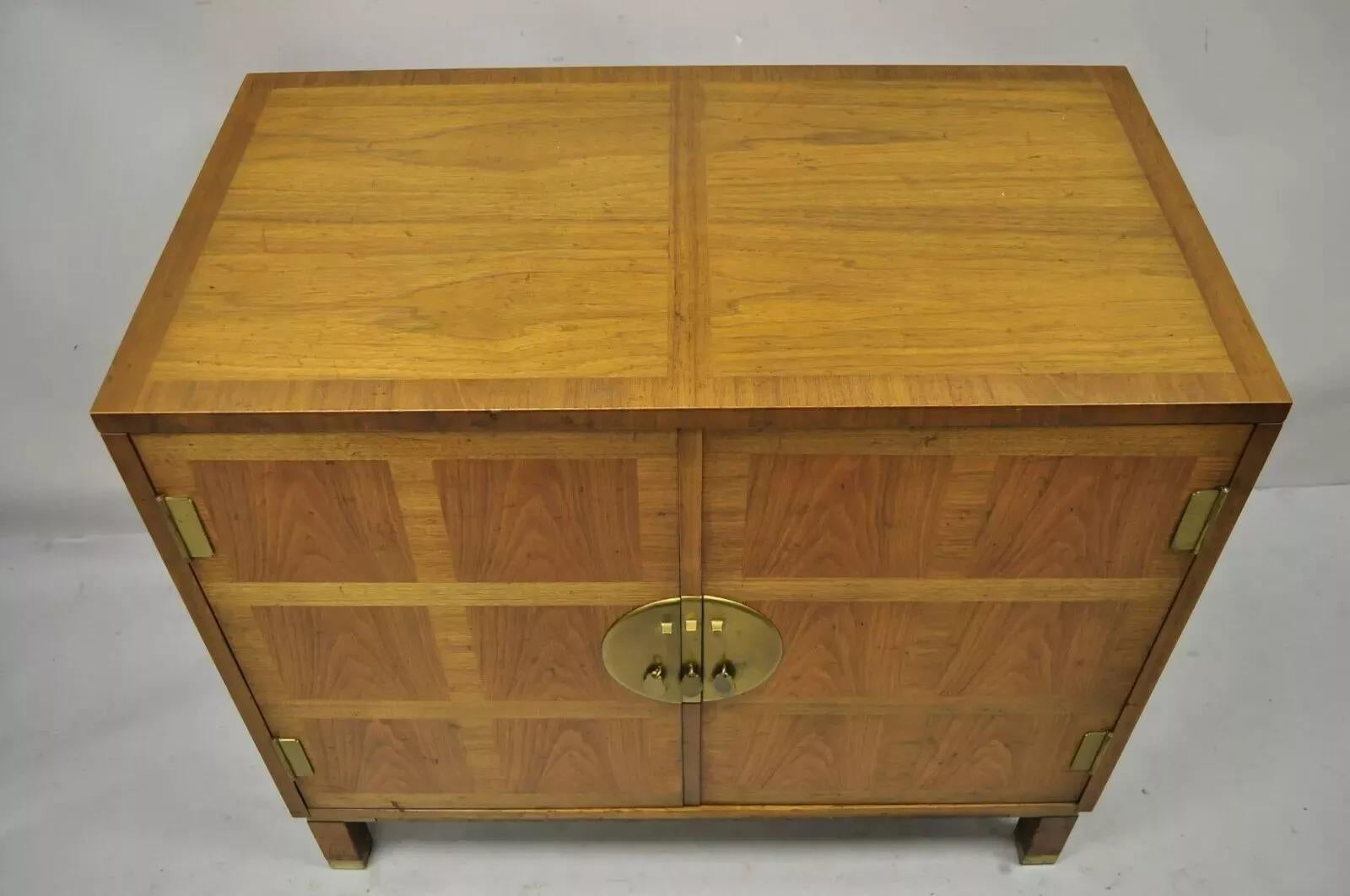 Vintage Baker Milling Road Banded Walnut Brass Campaigner 4 Drawer Cabinet Chest. L'articolo presenta una cassa con intarsio a fasce, bellissime venature del legno, 2 ante a battente, timbro originale, 4 cassetti a coda di rondine, artigianato