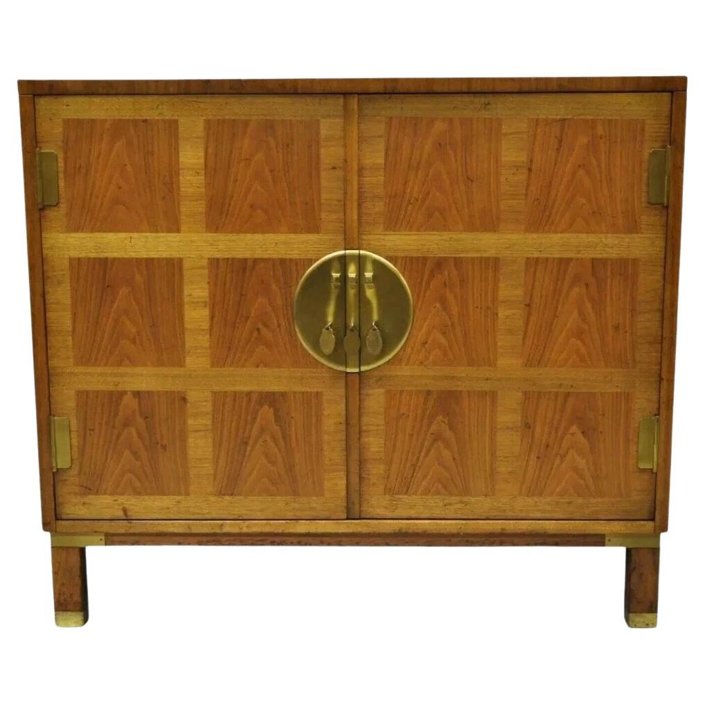 Baker Milling Road Schrank-Kommode mit 4 Schubladen aus Nussbaumholz und Messing im Campaign-Stil