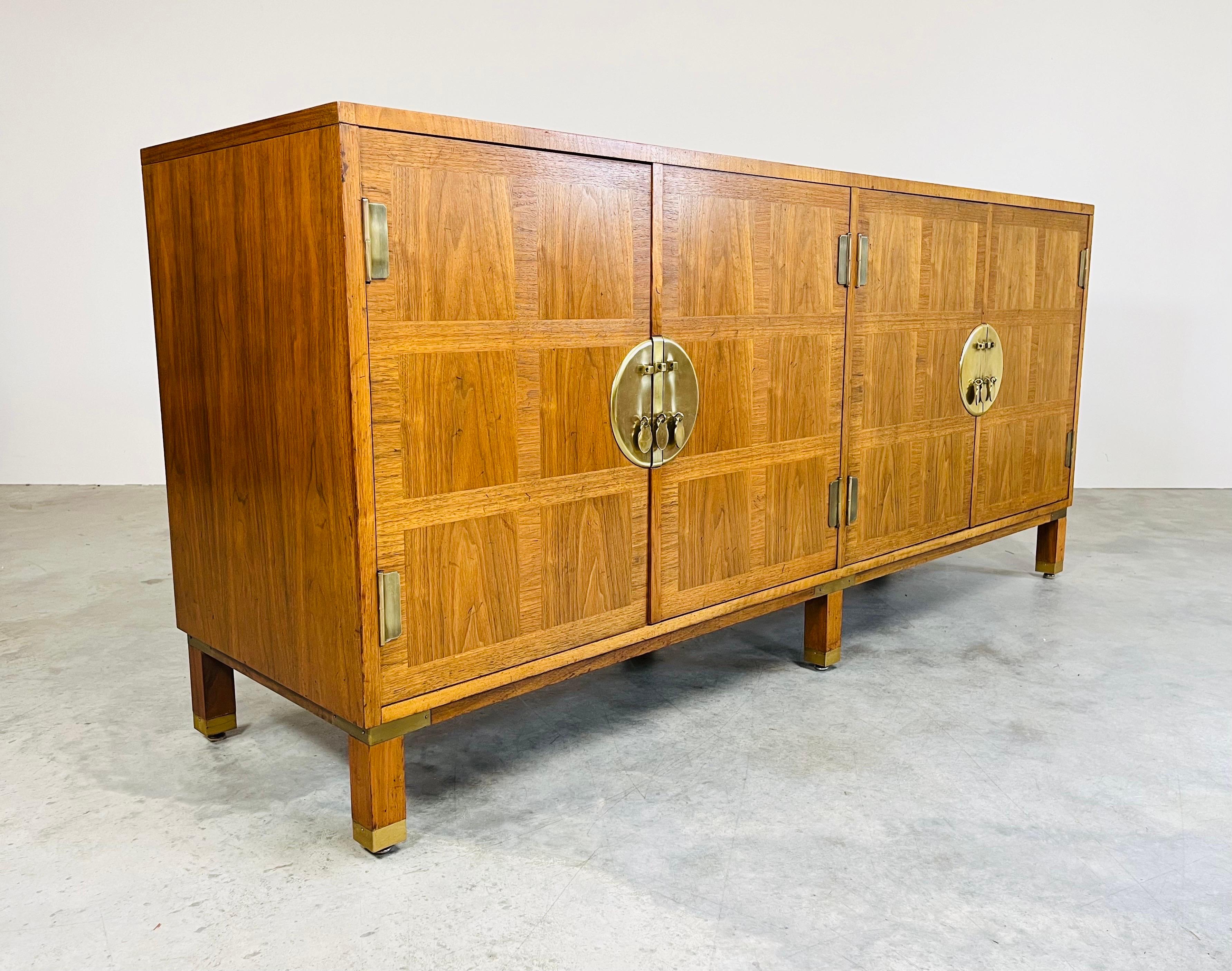 Cross-Banded Baker Banded Walnut Chinese Chippendale Dining Server Credenza  For Sale