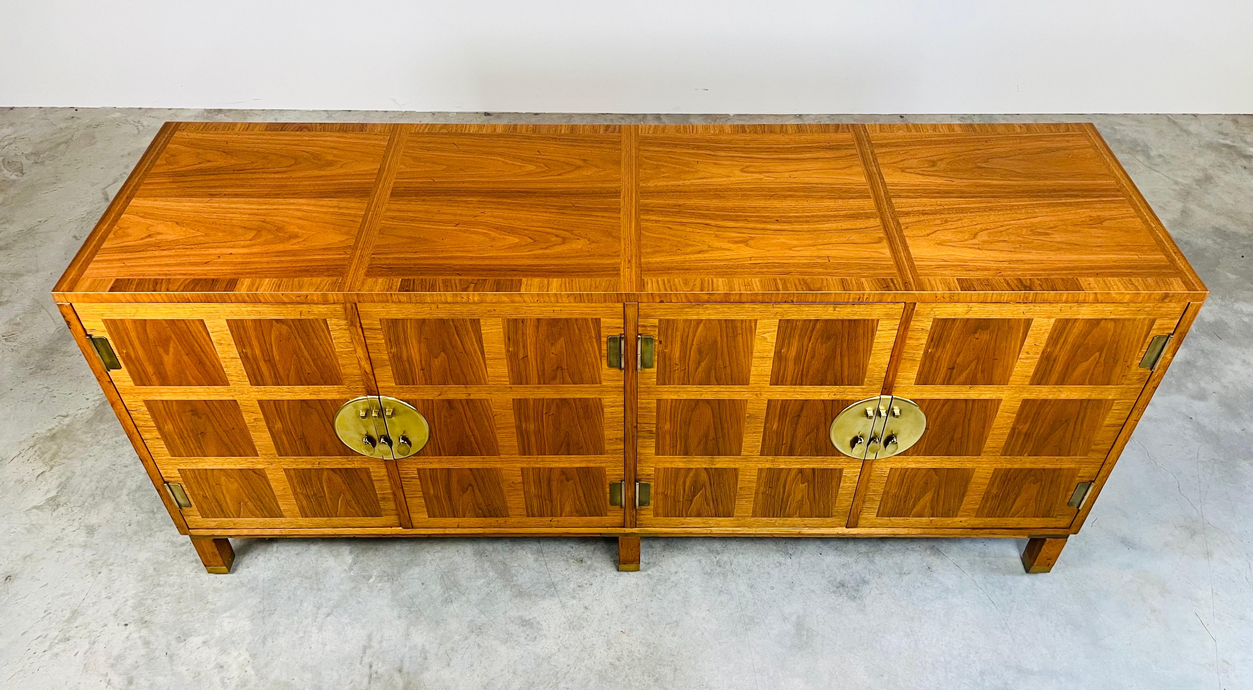 Baker Banded Walnut Chinese Chippendale Dining Server Credenza  In Excellent Condition For Sale In Southampton, NJ