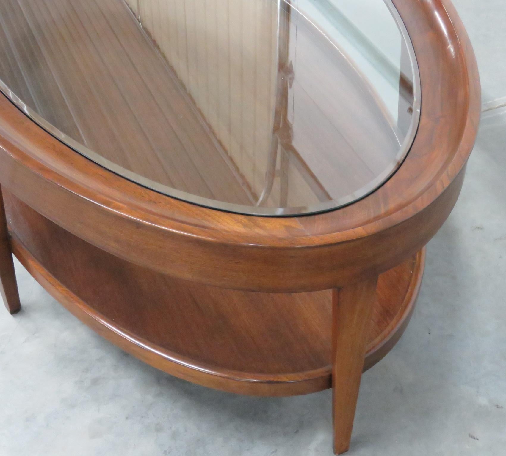 Mesa baja con tapa de cristal Baker Milling Road Moderno