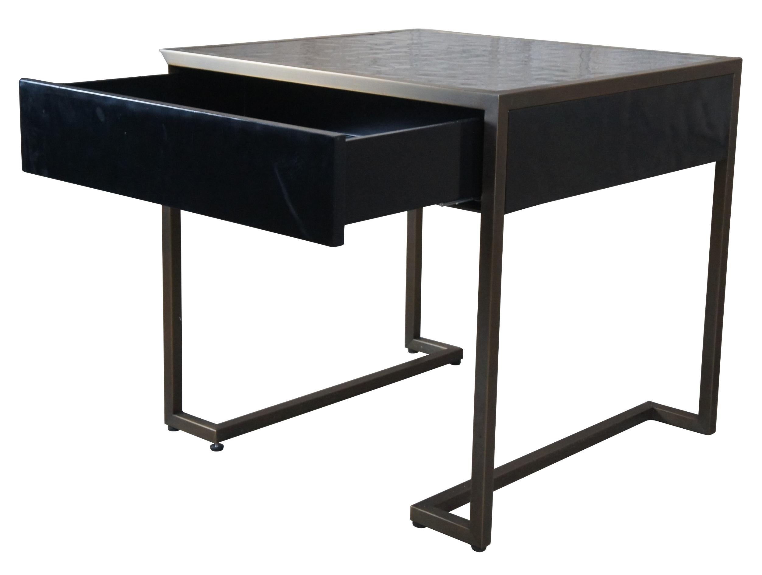 Moderne Table de nuit Baker Milling Road laquée et métallique moderne de style Kara Mann en vente