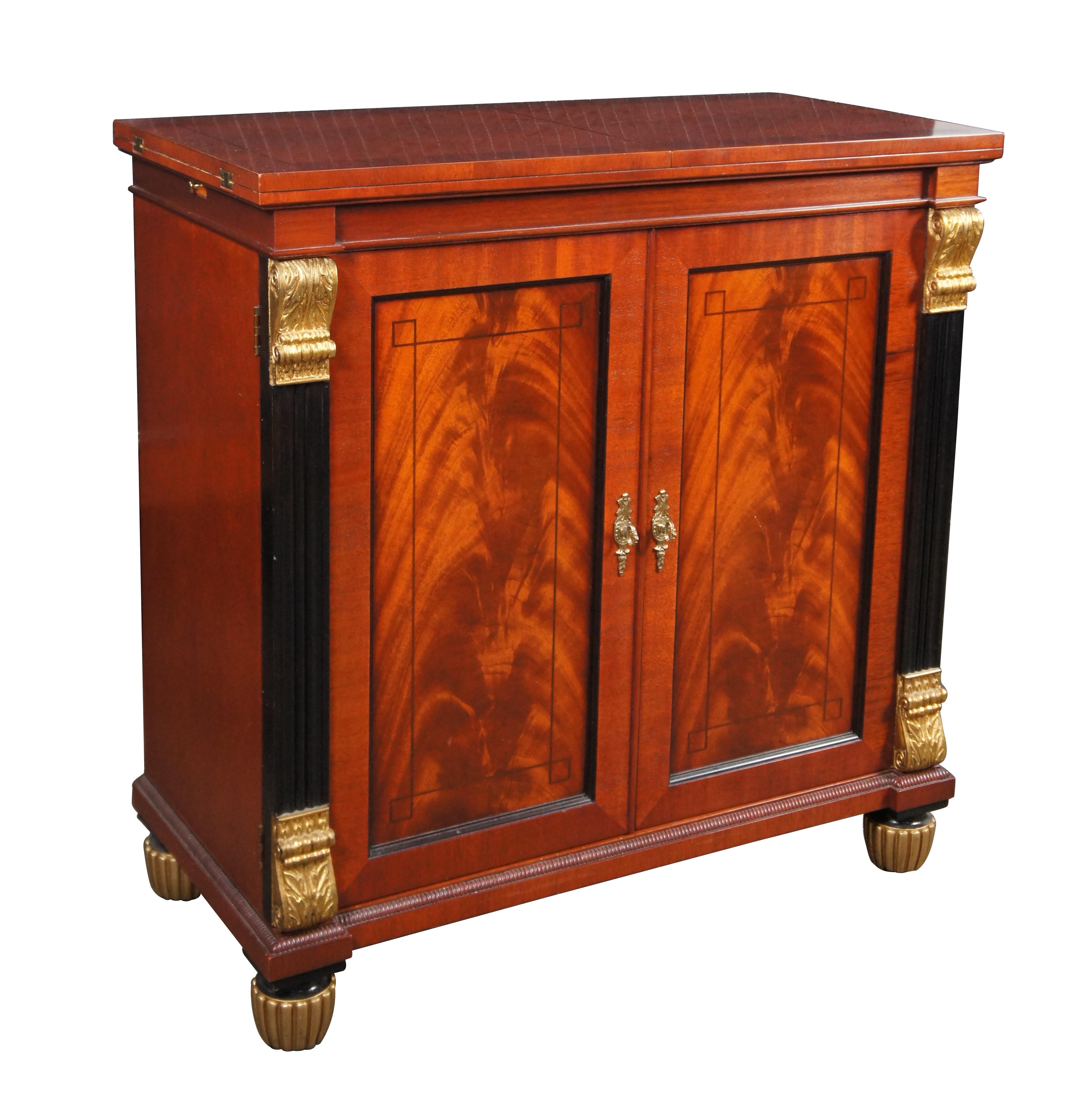 Eccezionale server a ribalta di Baker Furniture Company, anni '80 circa. Si ispira allo stile Regency inglese, Neoclassico e Impero francese. Una forma rettangolare realizzata in mogano con frontali delle porte in mogano a fiamma (crotch) e