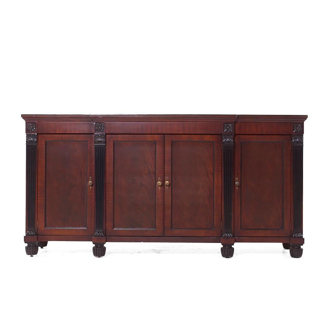 Baker Credenza Neoclassica Francese Impero in Mogano Buffet Server Bar Credenza

Questa credenza misura: 72 di larghezza x 19 di profondità x 32,25 di altezza

Scattiamo le nostre foto in uno studio a illuminazione controllata per mostrare il