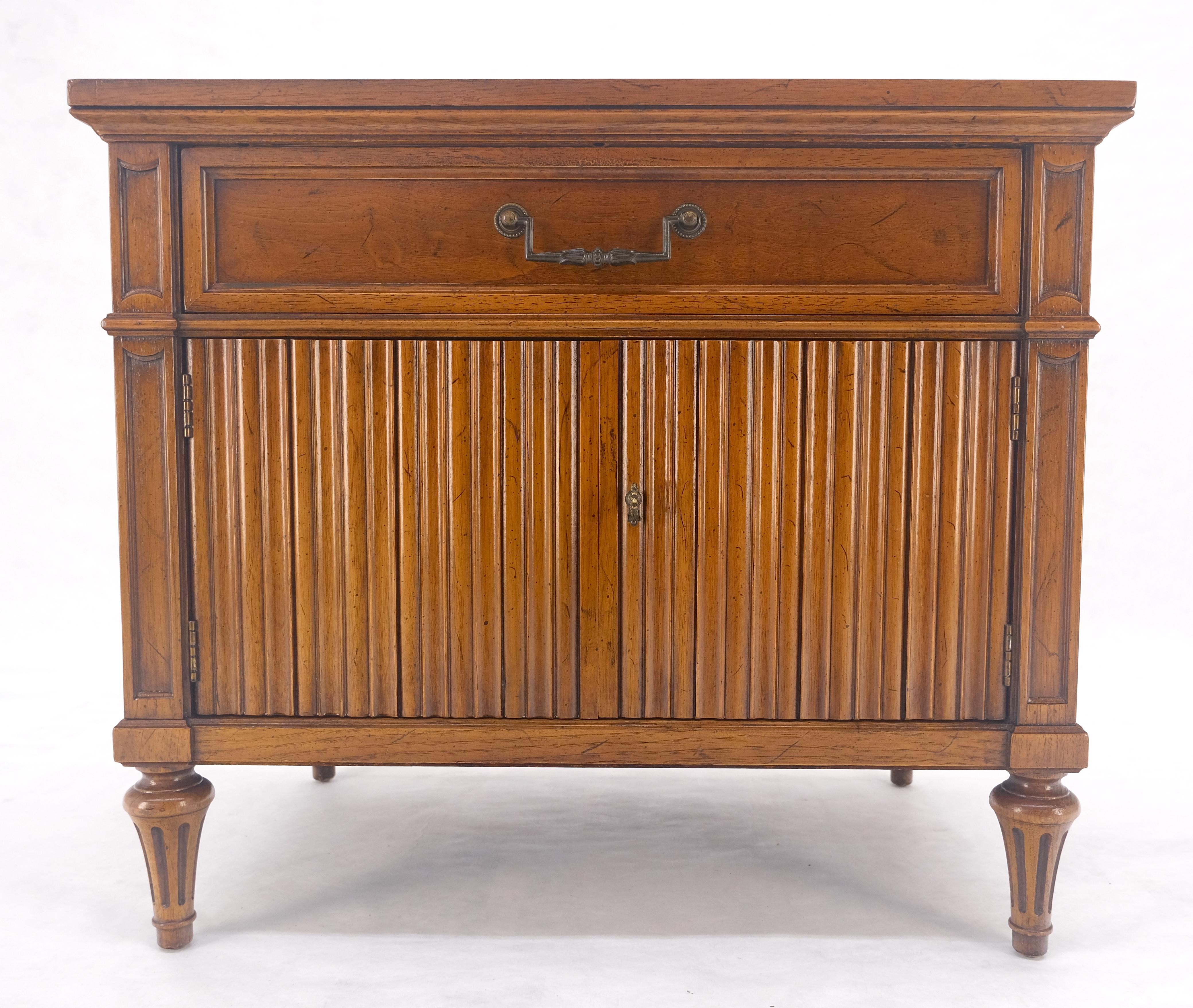 Américain Baker Table d'extrémité à un tiroir et 2 portes Table de nuit MINT ! en vente