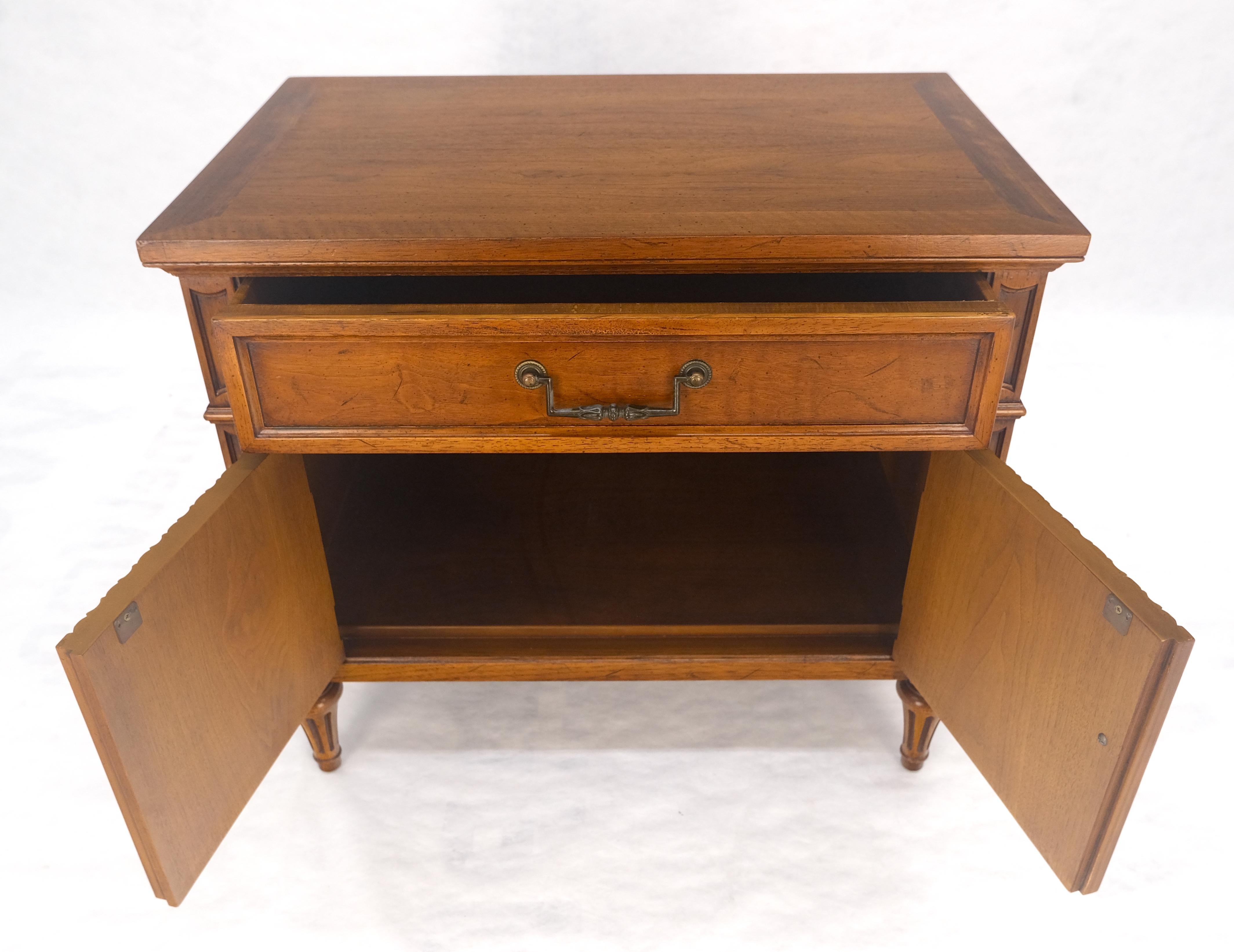 Laqué Baker Table d'extrémité à un tiroir et 2 portes Table de nuit MINT ! en vente