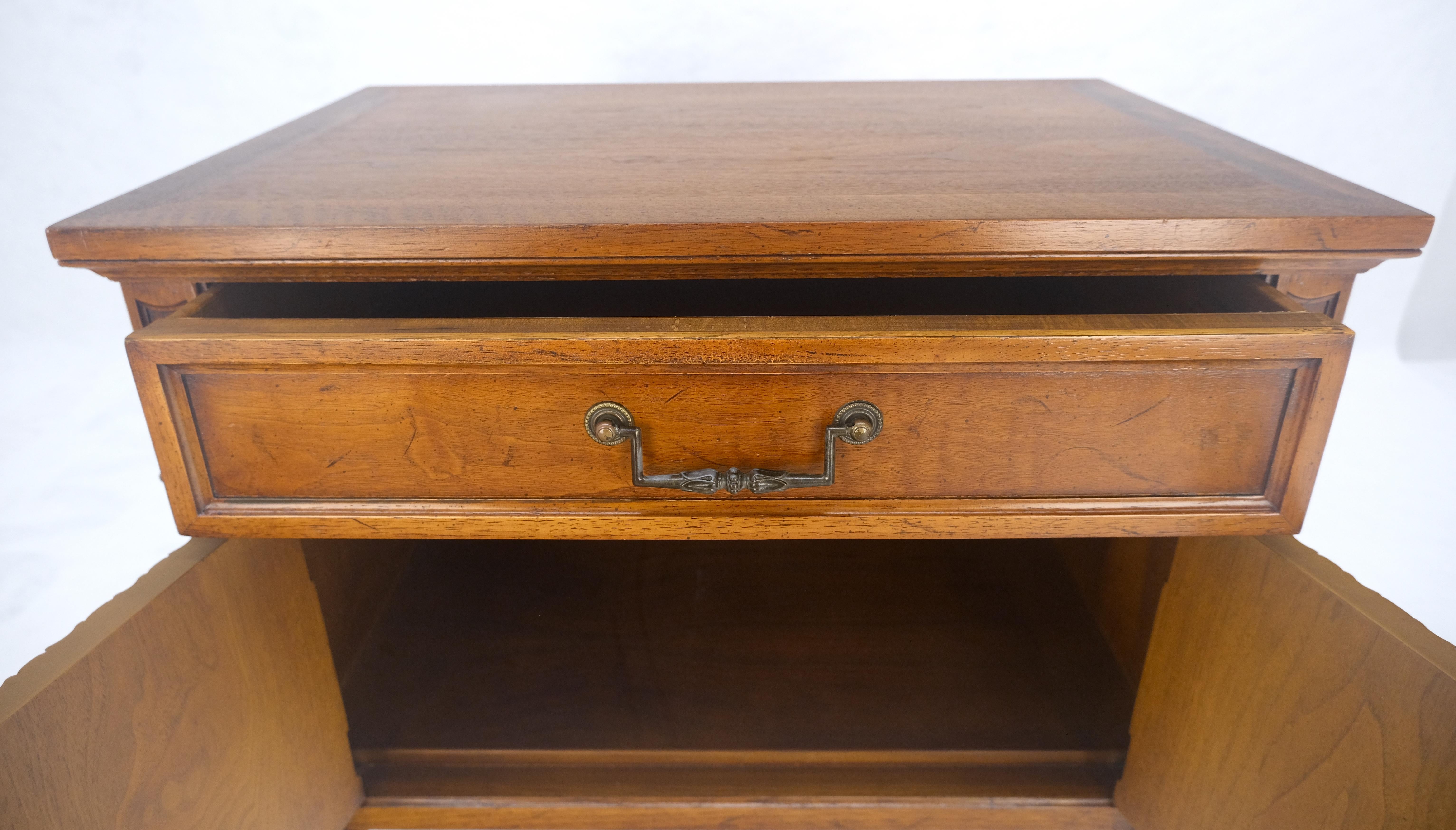 Baker Table d'extrémité à un tiroir et 2 portes Table de nuit MINT ! Bon état - En vente à Rockaway, NJ