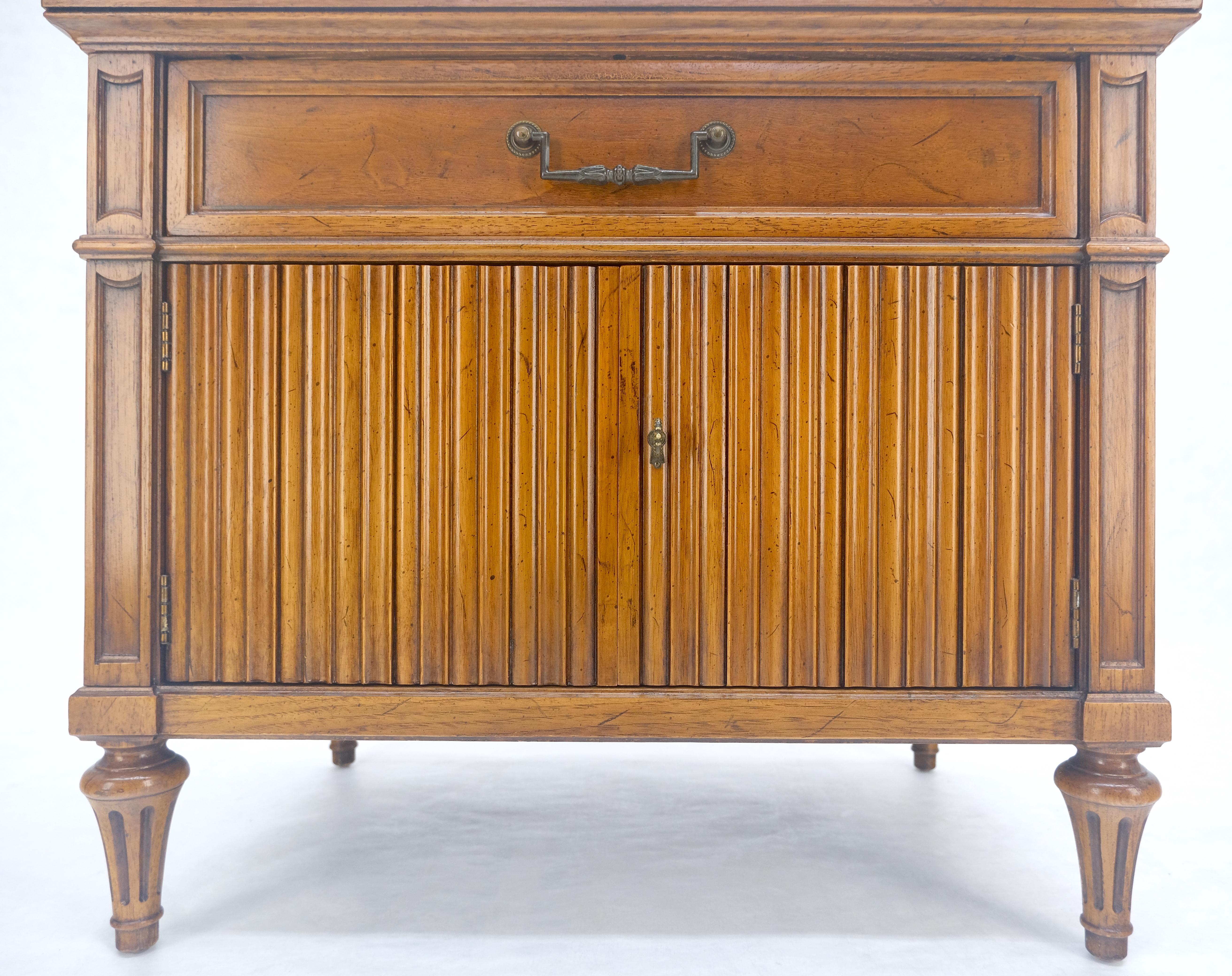 20ième siècle Baker Table d'extrémité à un tiroir et 2 portes Table de nuit MINT ! en vente