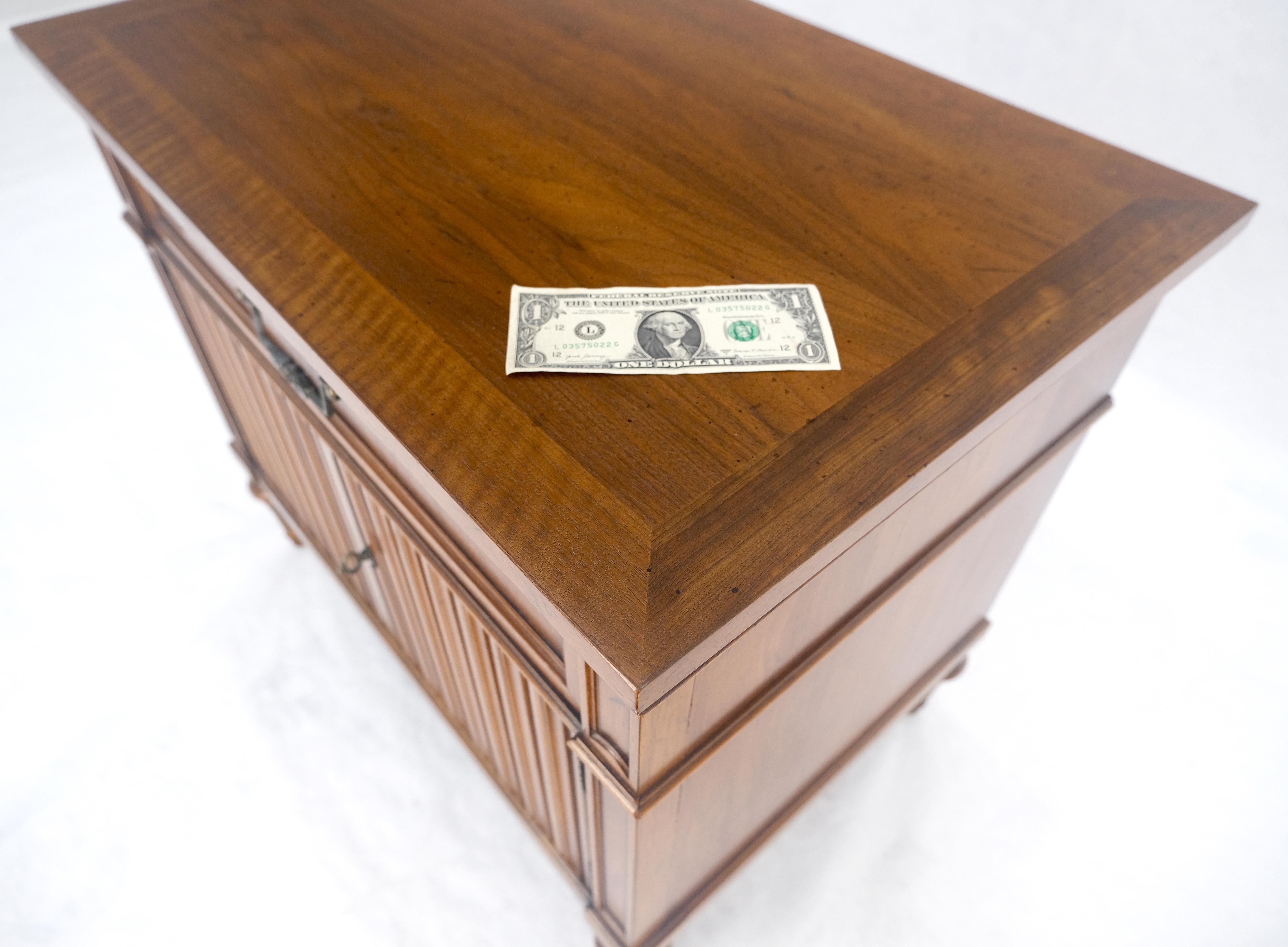 Citronnier Baker Table d'extrémité à un tiroir et 2 portes Table de nuit MINT ! en vente