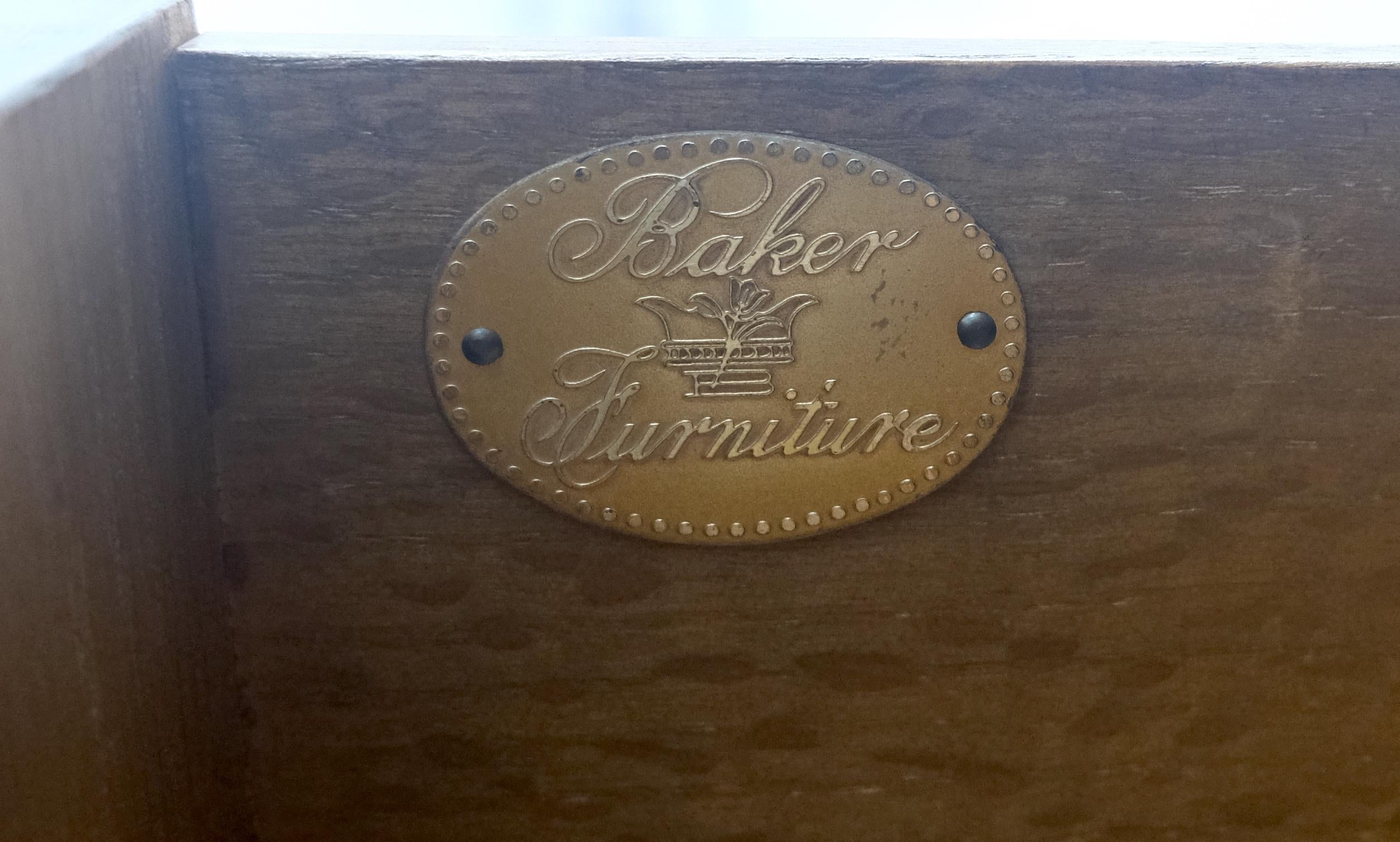 Baker Table d'extrémité à un tiroir et 2 portes Table de nuit MINT ! en vente 1