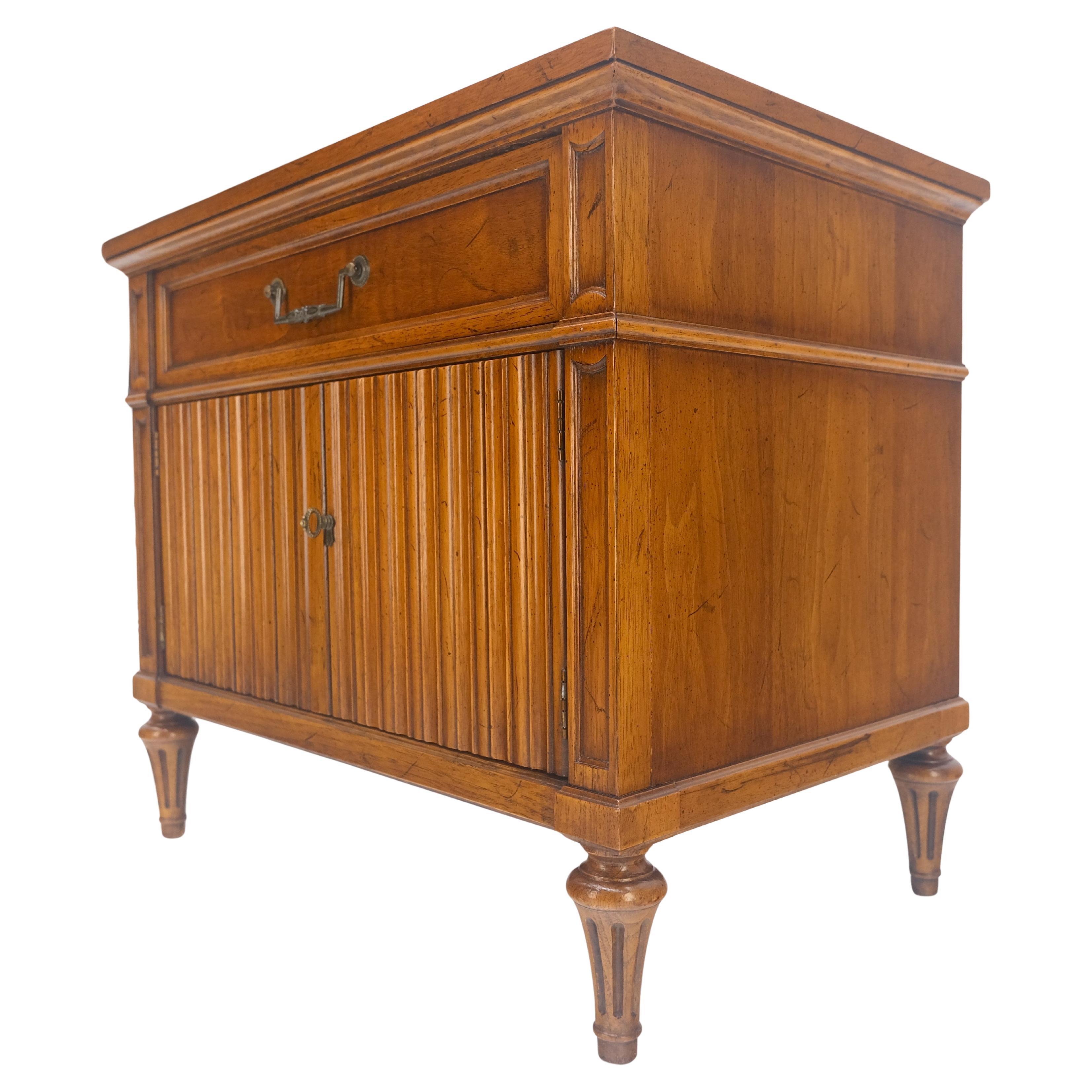 Baker Table d'extrémité à un tiroir et 2 portes Table de nuit MINT ! en vente