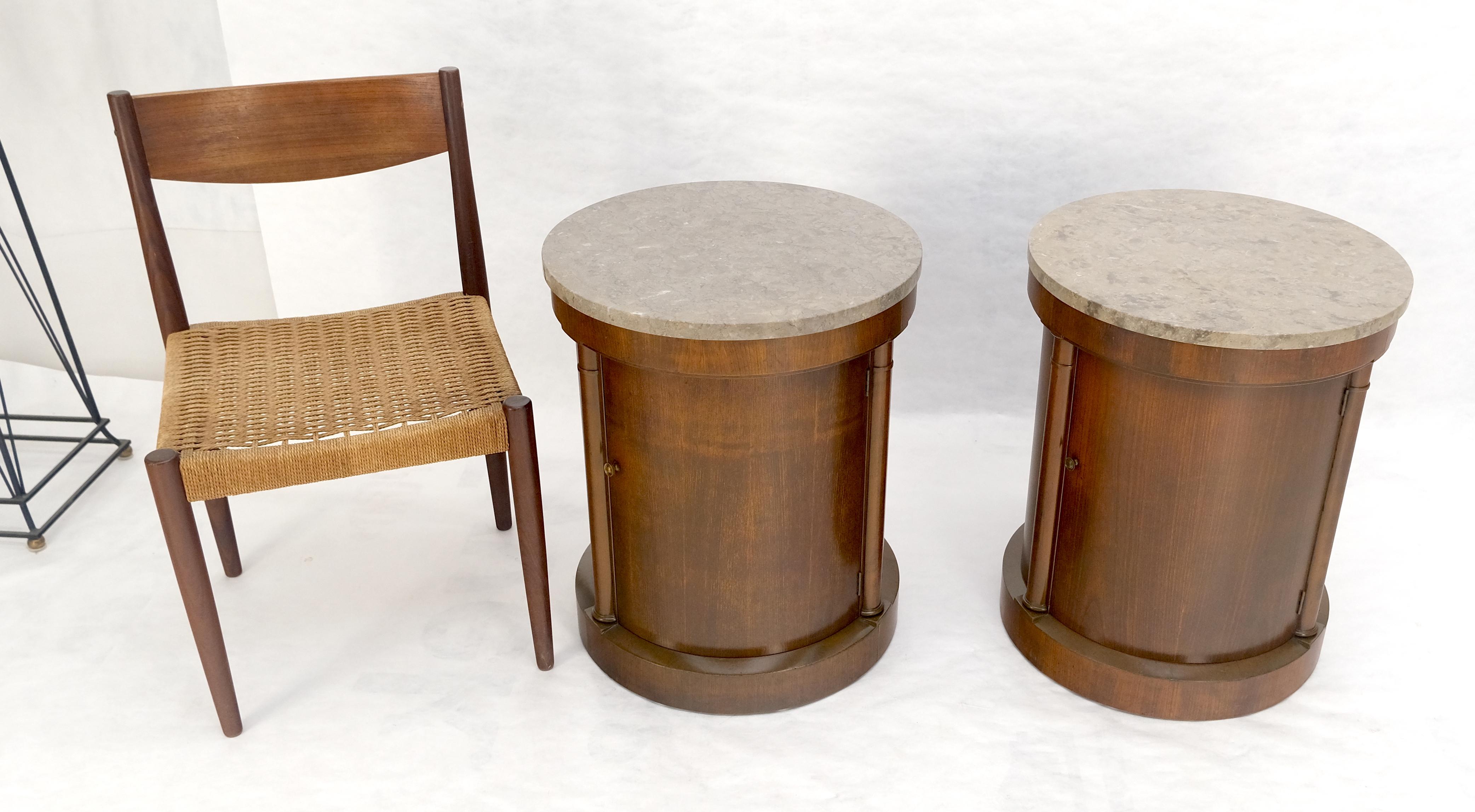 Baker Paire de tables d'extrémité à cylindre en forme de tambour avec dessus en marbre et compartiment à une porte en vente 2