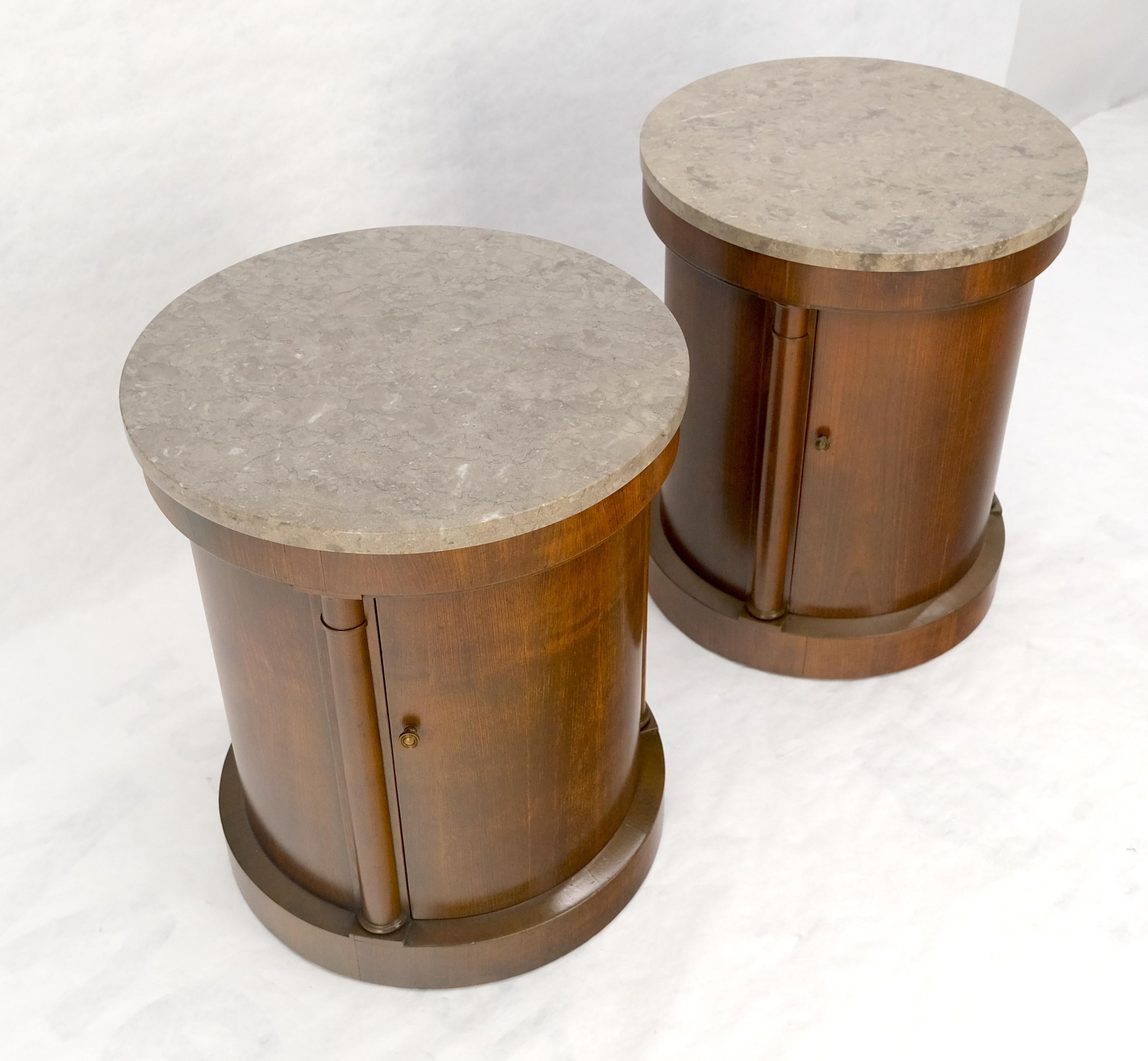 Baker Paire de tables d'extrémité à cylindre en forme de tambour avec dessus en marbre et compartiment à une porte en vente 3