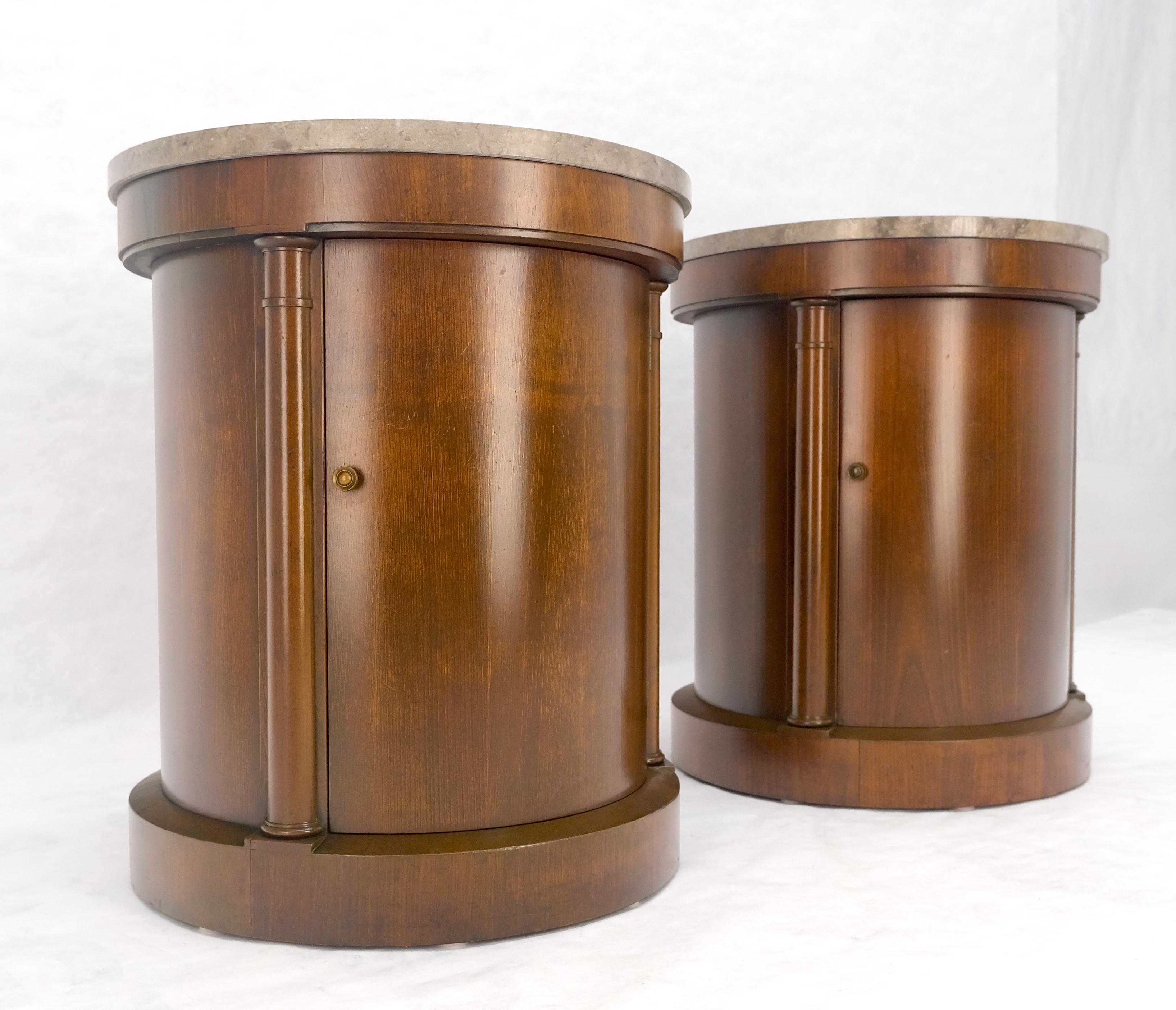 Baker Paire de tables d'extrémité à cylindre en forme de tambour avec dessus en marbre et compartiment à une porte en vente 4