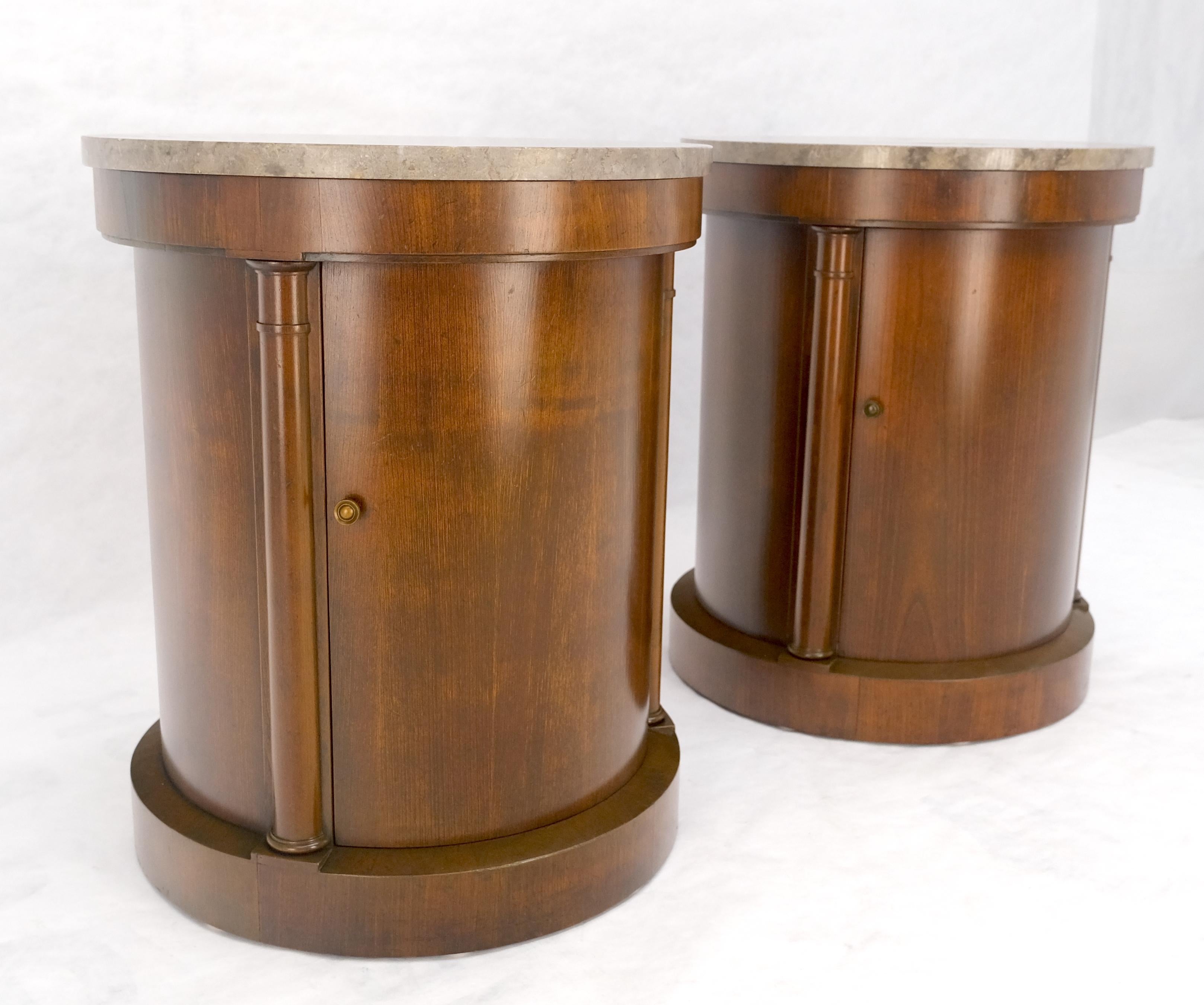 Baker Paire de tables d'extrémité à cylindre en forme de tambour avec dessus en marbre et compartiment à une porte en vente 5