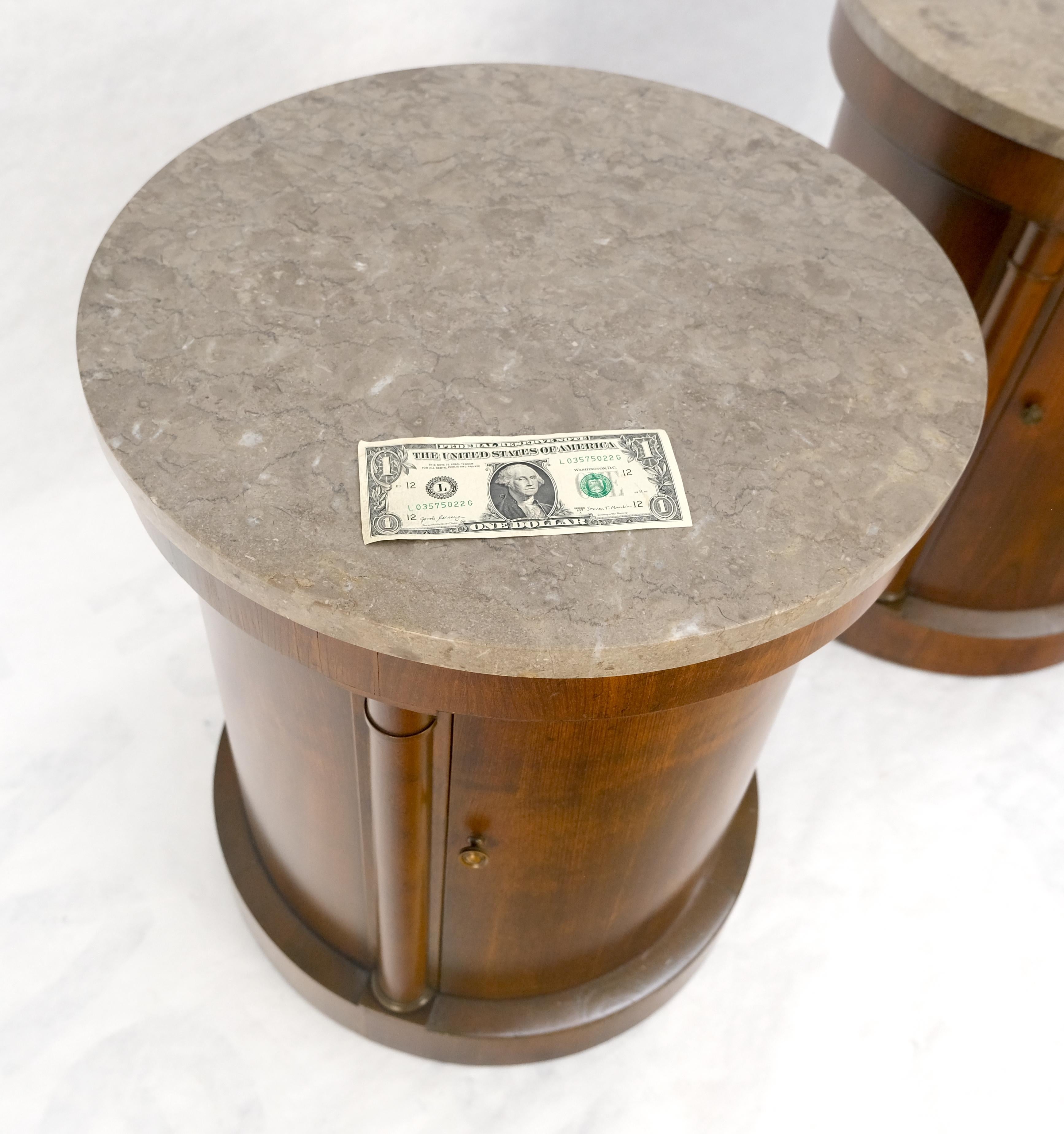 Baker Paire de tables d'extrémité à cylindre en forme de tambour avec dessus en marbre et compartiment à une porte en vente 6