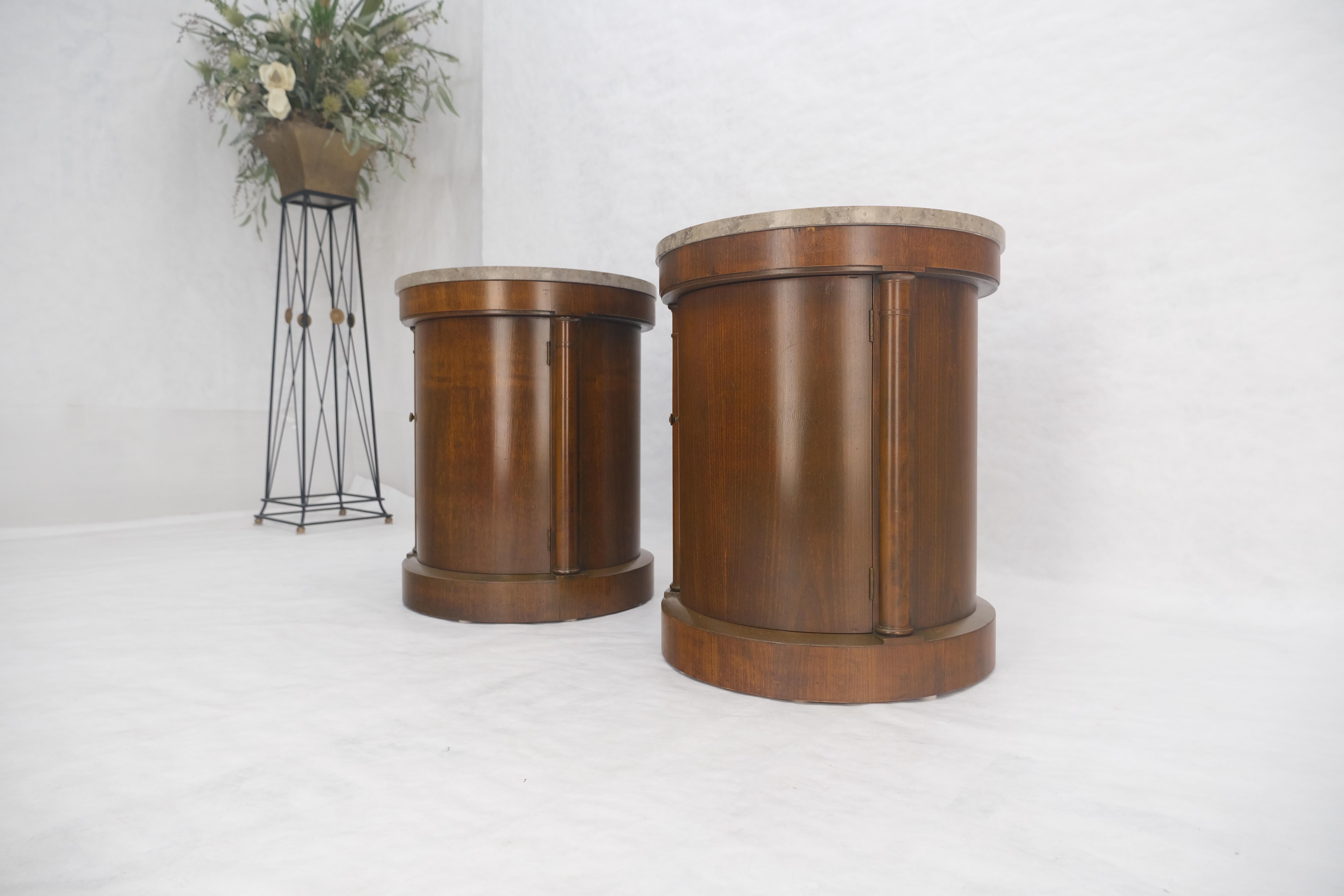 Baker Paire de tables d'extrémité à cylindre en forme de tambour avec dessus en marbre et compartiment à une porte en vente 8