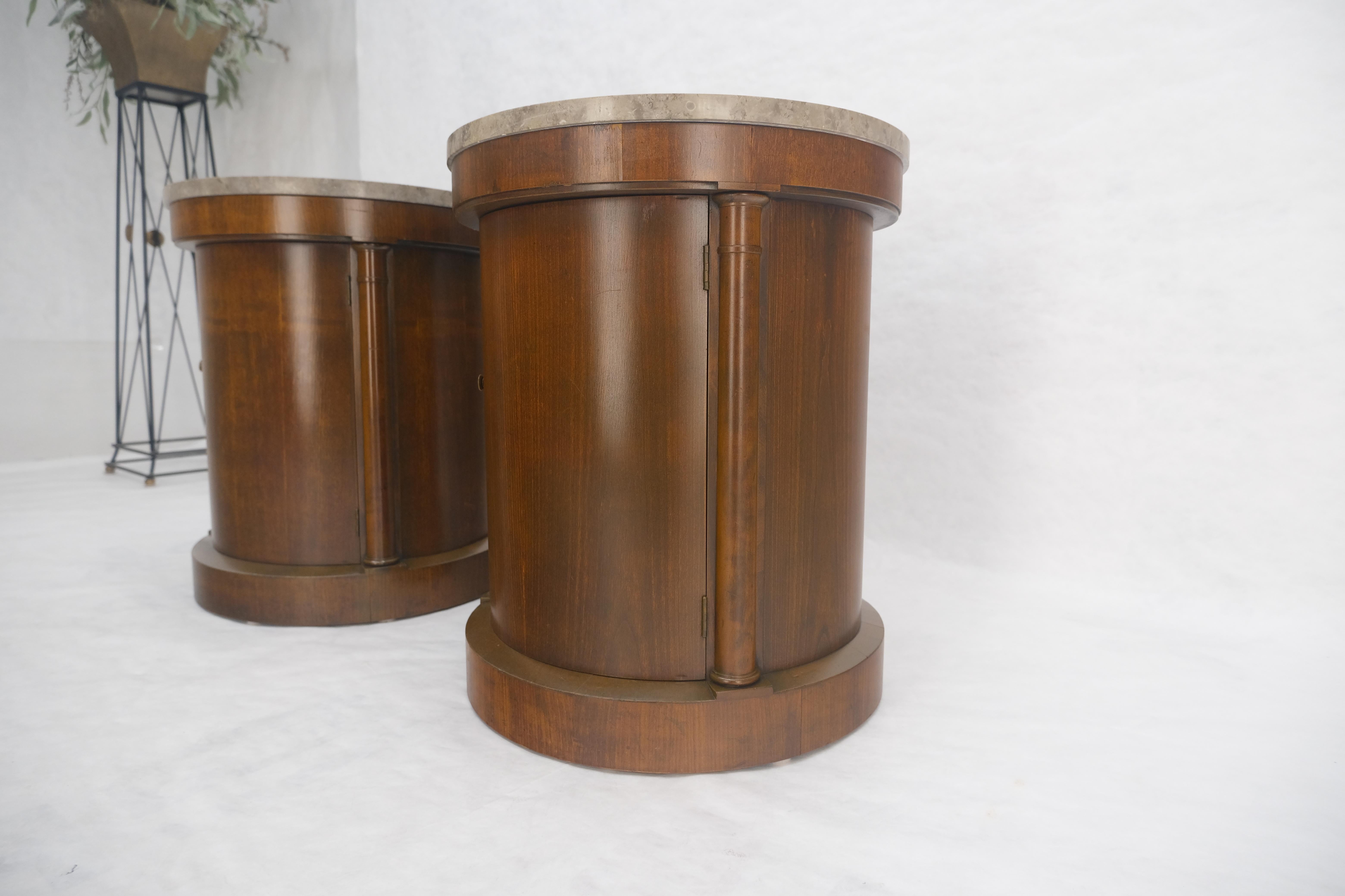 Baker Paire de tables d'extrémité à cylindre en forme de tambour avec dessus en marbre et compartiment à une porte en vente 9