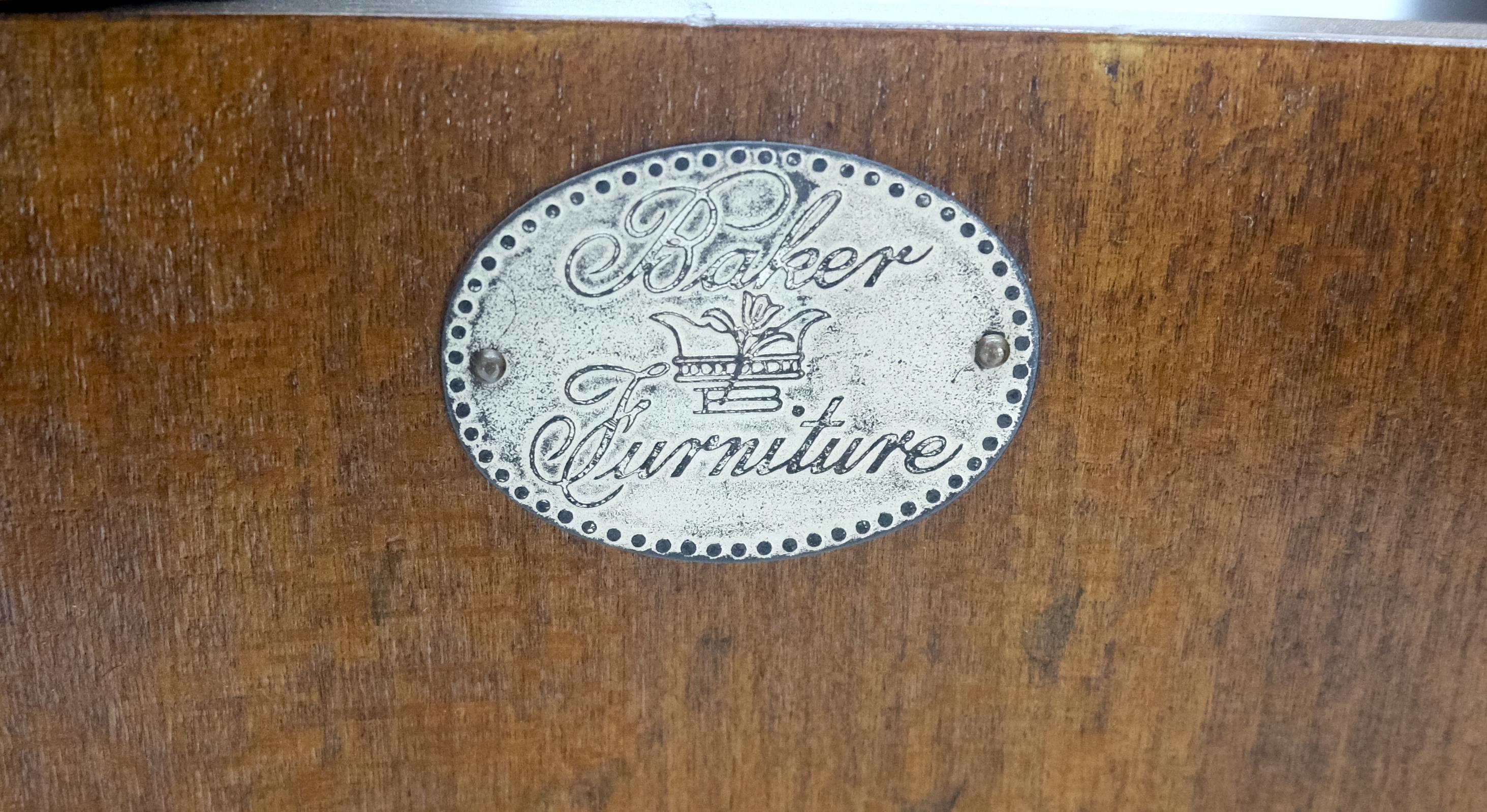 Baker Paire de tables d'extrémité à cylindre en forme de tambour avec dessus en marbre et compartiment à une porte en vente 10