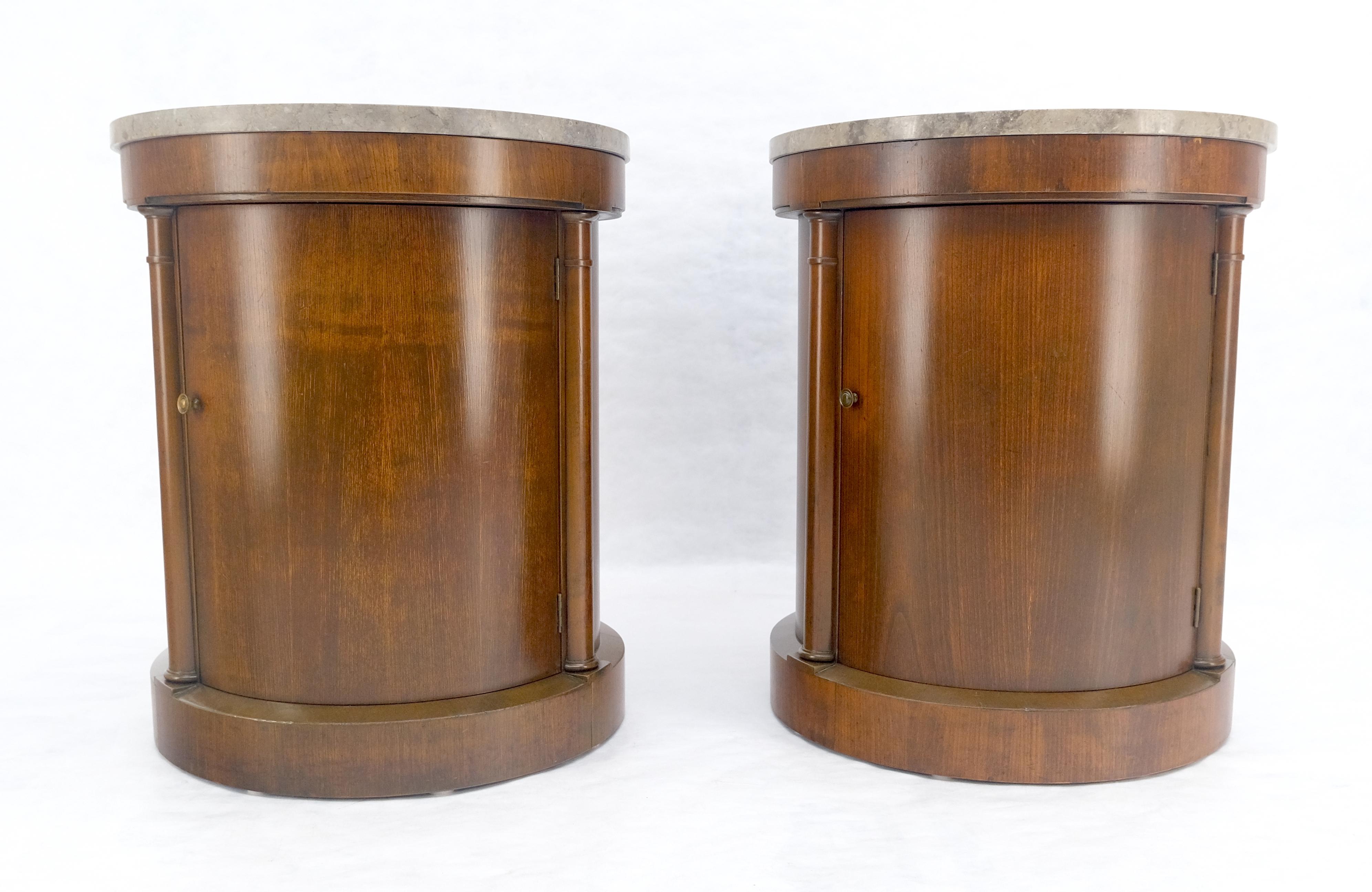 Néoclassique Baker Paire de tables d'extrémité à cylindre en forme de tambour avec dessus en marbre et compartiment à une porte en vente